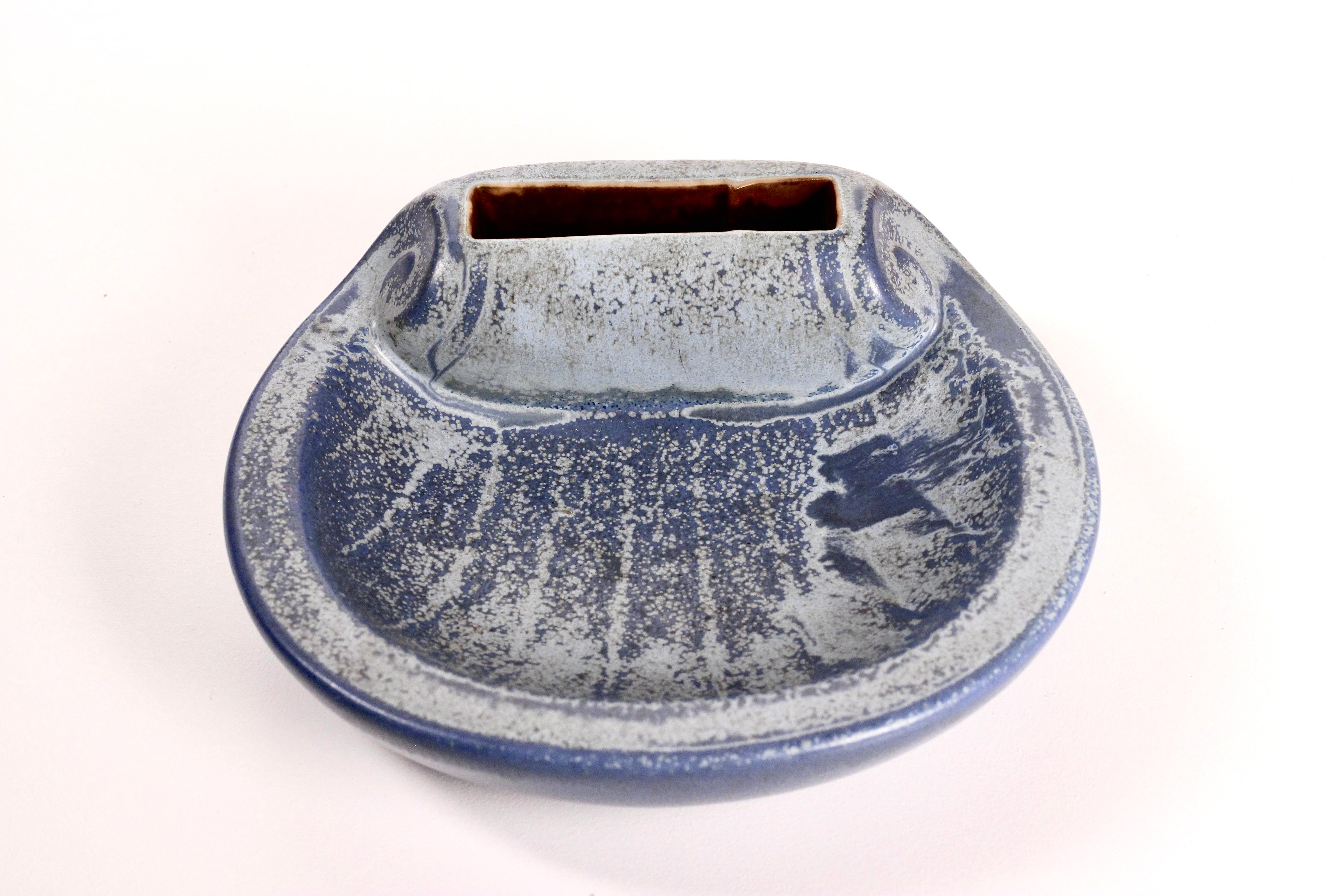 Ein großer Aschenbecher im Muscheldesign, hergestellt von Rörstrand, Schweden, 1950er Jahre. Entworfen von Gunnar Nylund, (Schwede, 1914-1997). Signiert von diesem Designer mit hohem Sammlerwert. In gutem Zustand, ohne Risse oder Absplitterungen,