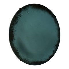 Ein großer blauer konkaver Mirrror