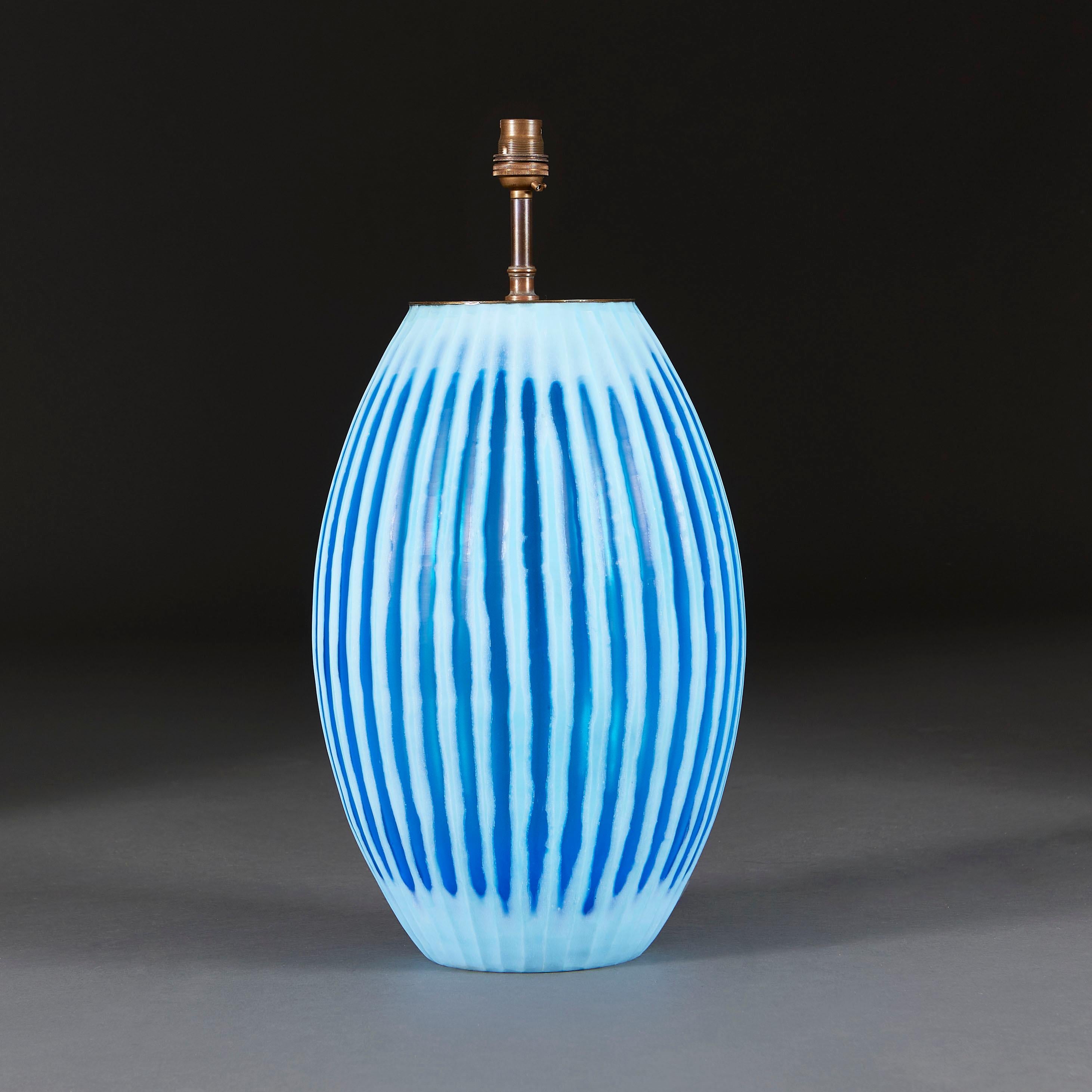 italien Grande lampe Murano à godrons bleus en vente