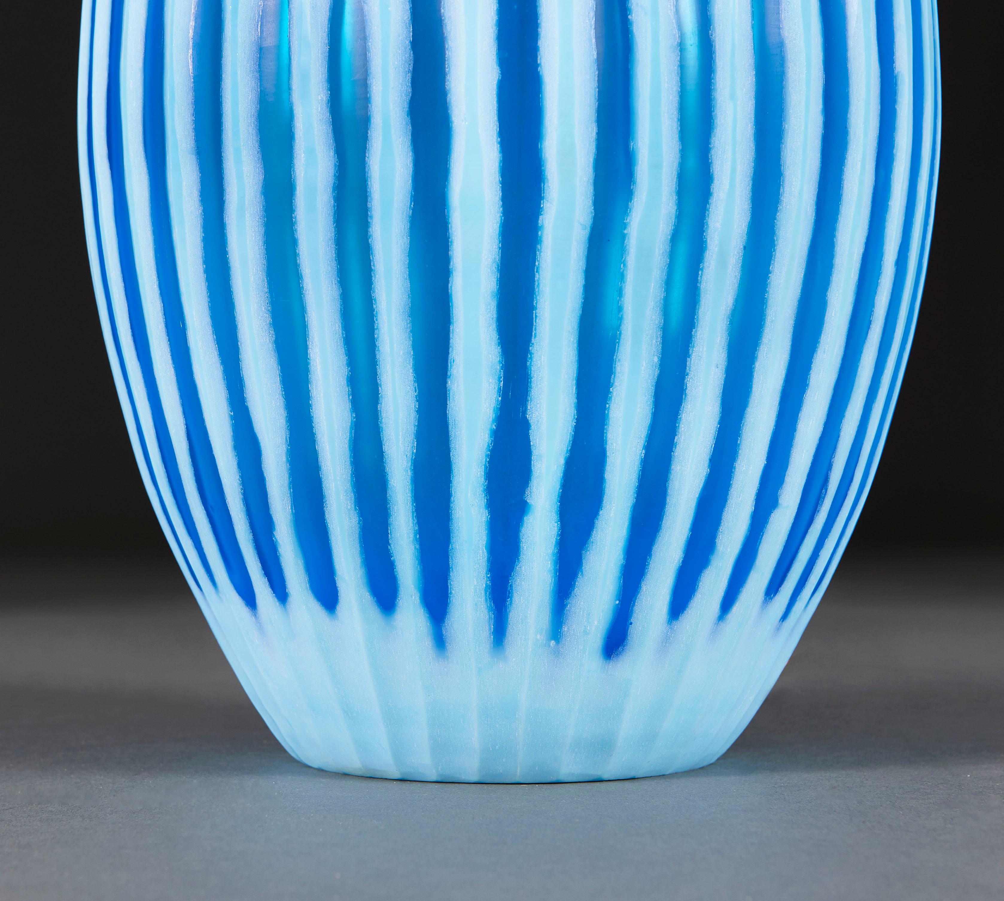 20ième siècle Grande lampe Murano à godrons bleus en vente