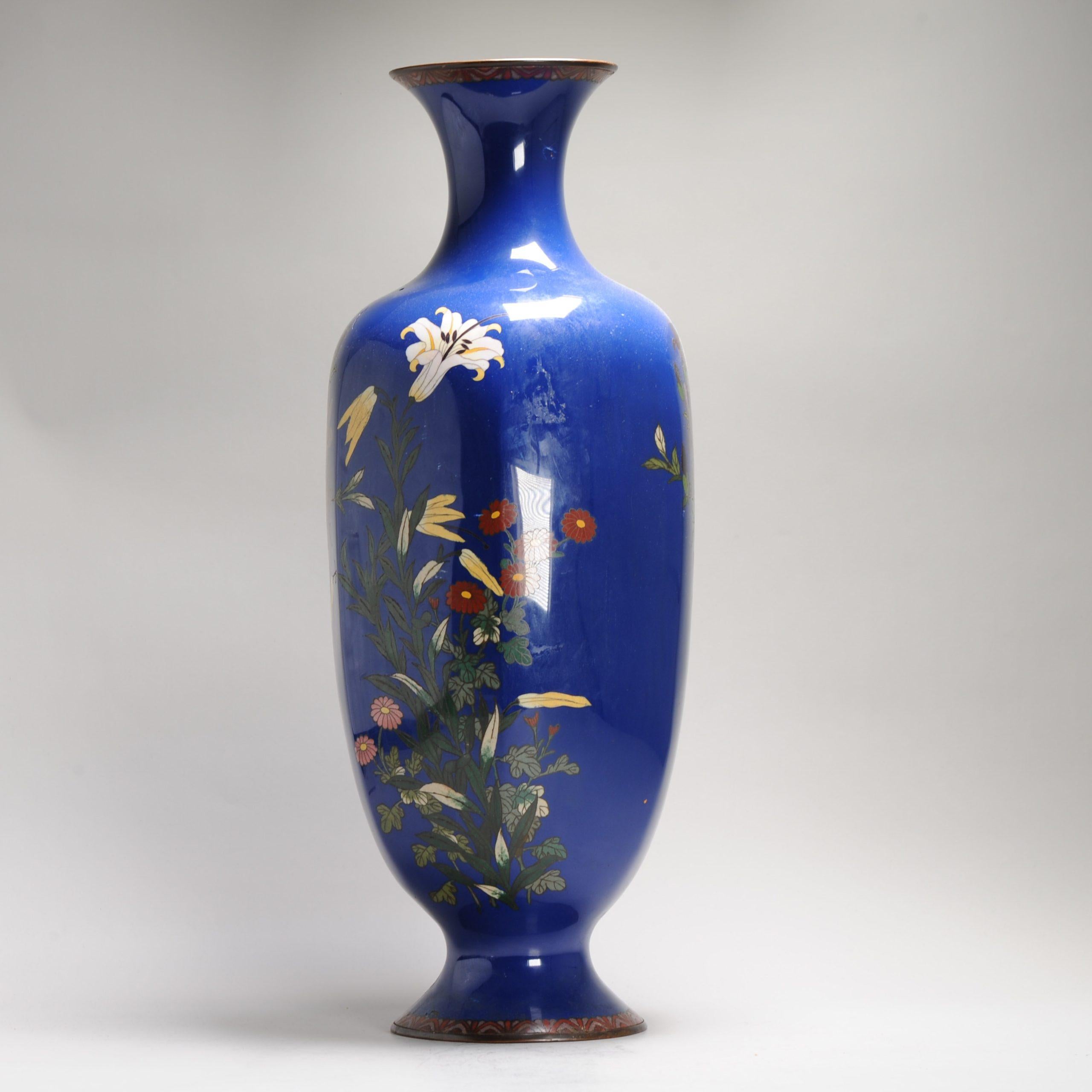 Un grande vaso a fondo blu con fiori e Prunus in smalto cloisonné di epoca Meiji 3