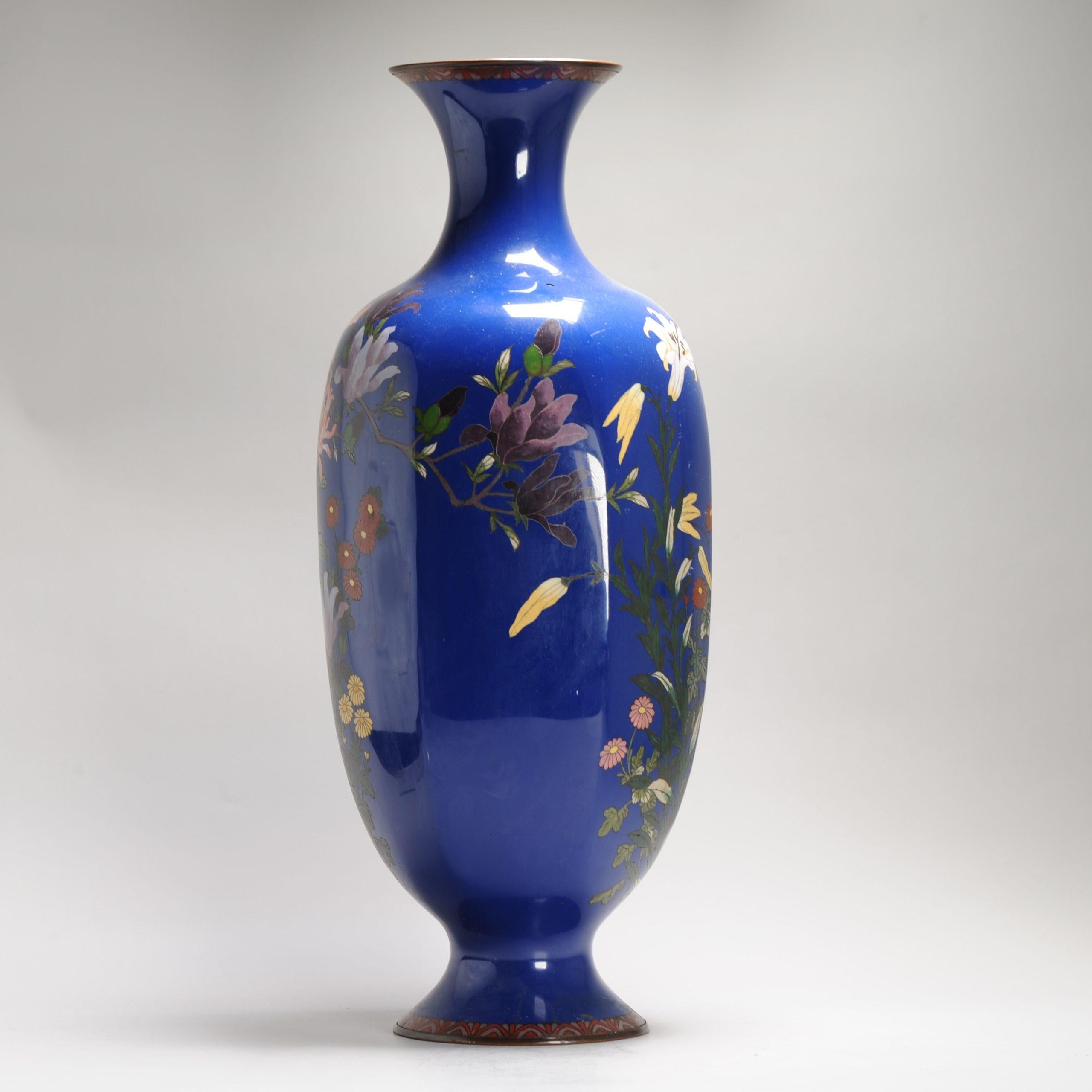 Un grande vaso a fondo blu con fiori e Prunus in smalto cloisonné di epoca Meiji 4