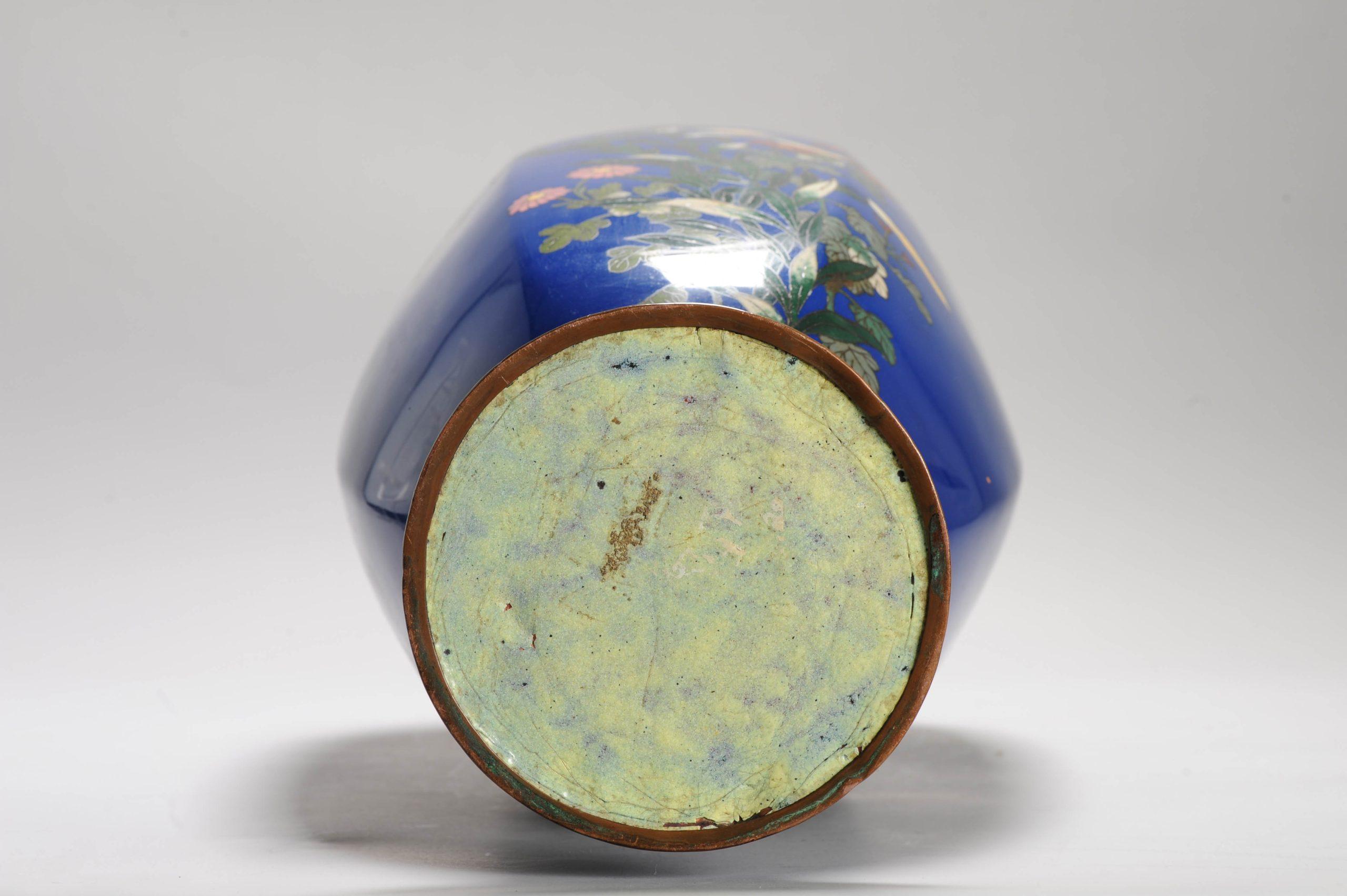 Un grande vaso a fondo blu con fiori e Prunus in smalto cloisonné di epoca Meiji 5