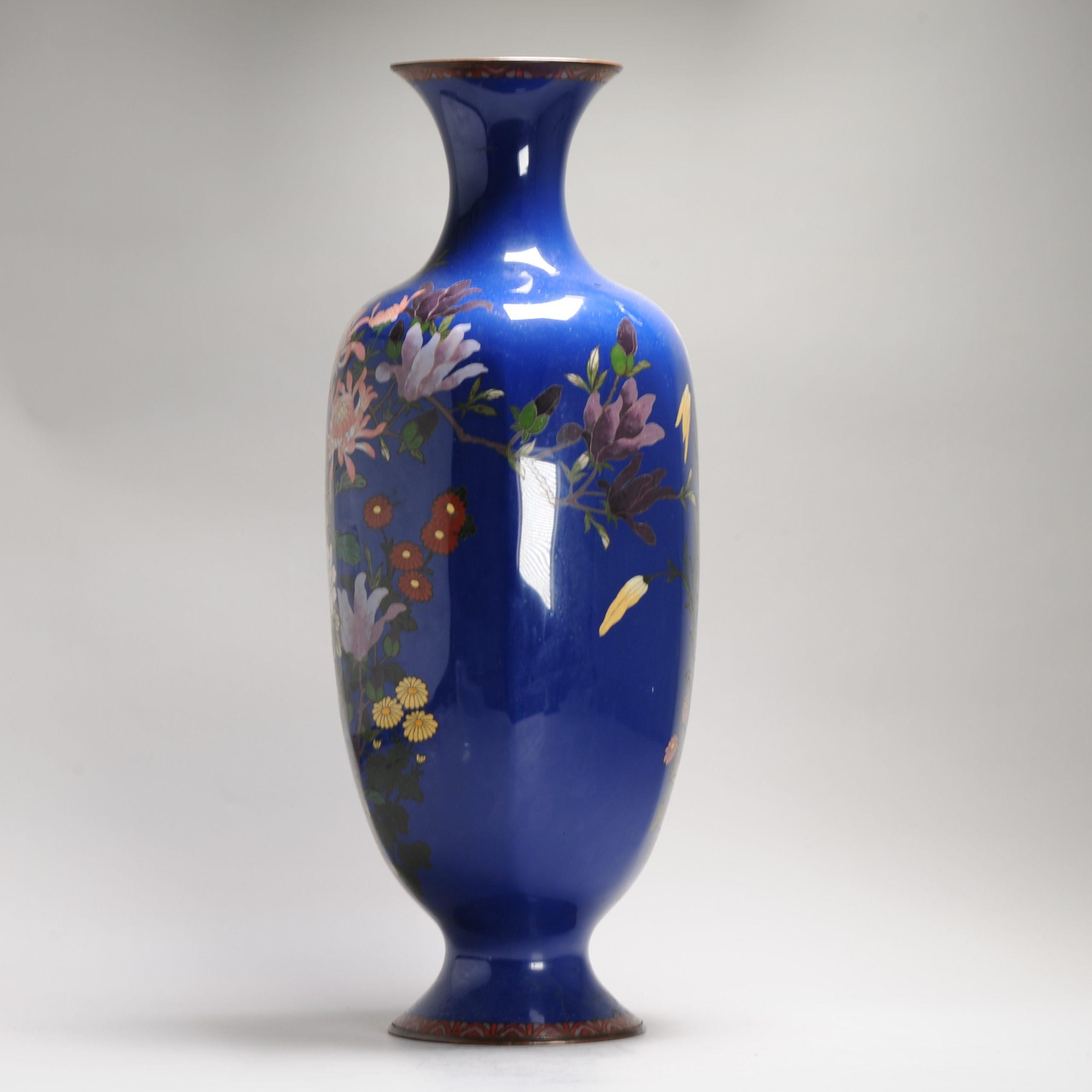 Un grande vaso a fondo blu con fiori e Prunus in smalto cloisonné di epoca Meiji 7