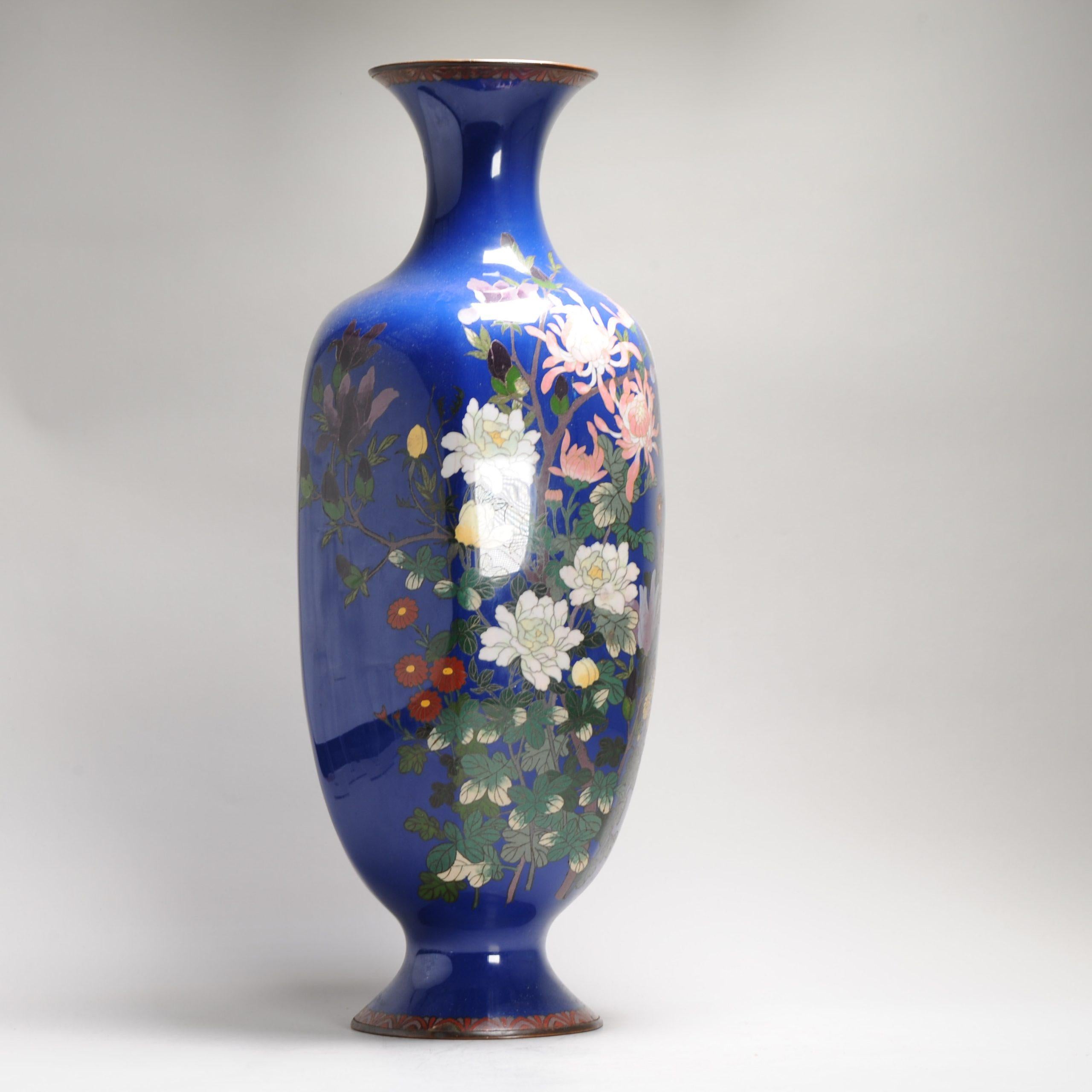 Un grande vaso a fondo blu con fiori e Prunus in smalto cloisonné di epoca Meiji 8