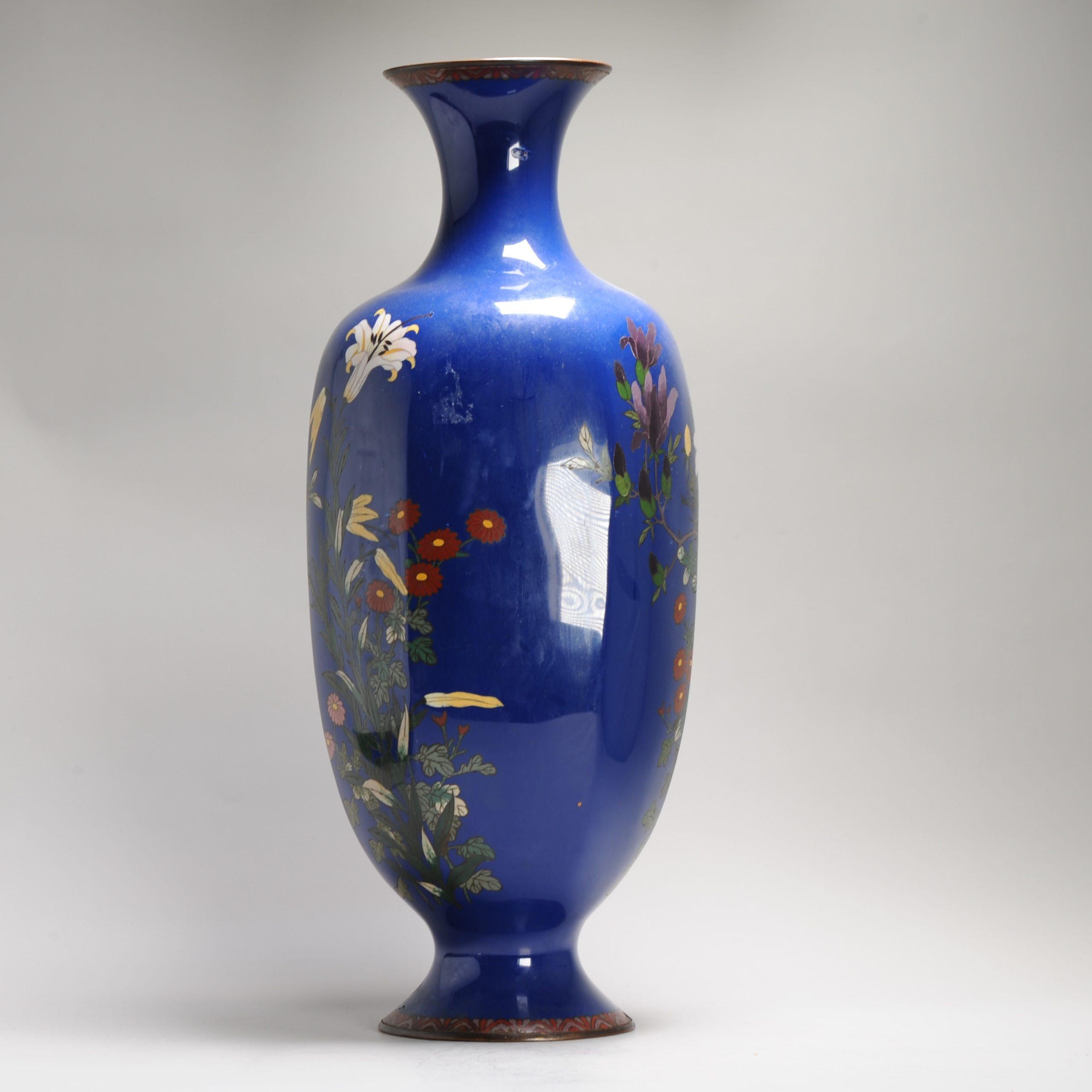 Un grande vaso a fondo blu con fiori e Prunus in smalto cloisonné di epoca Meiji 9
