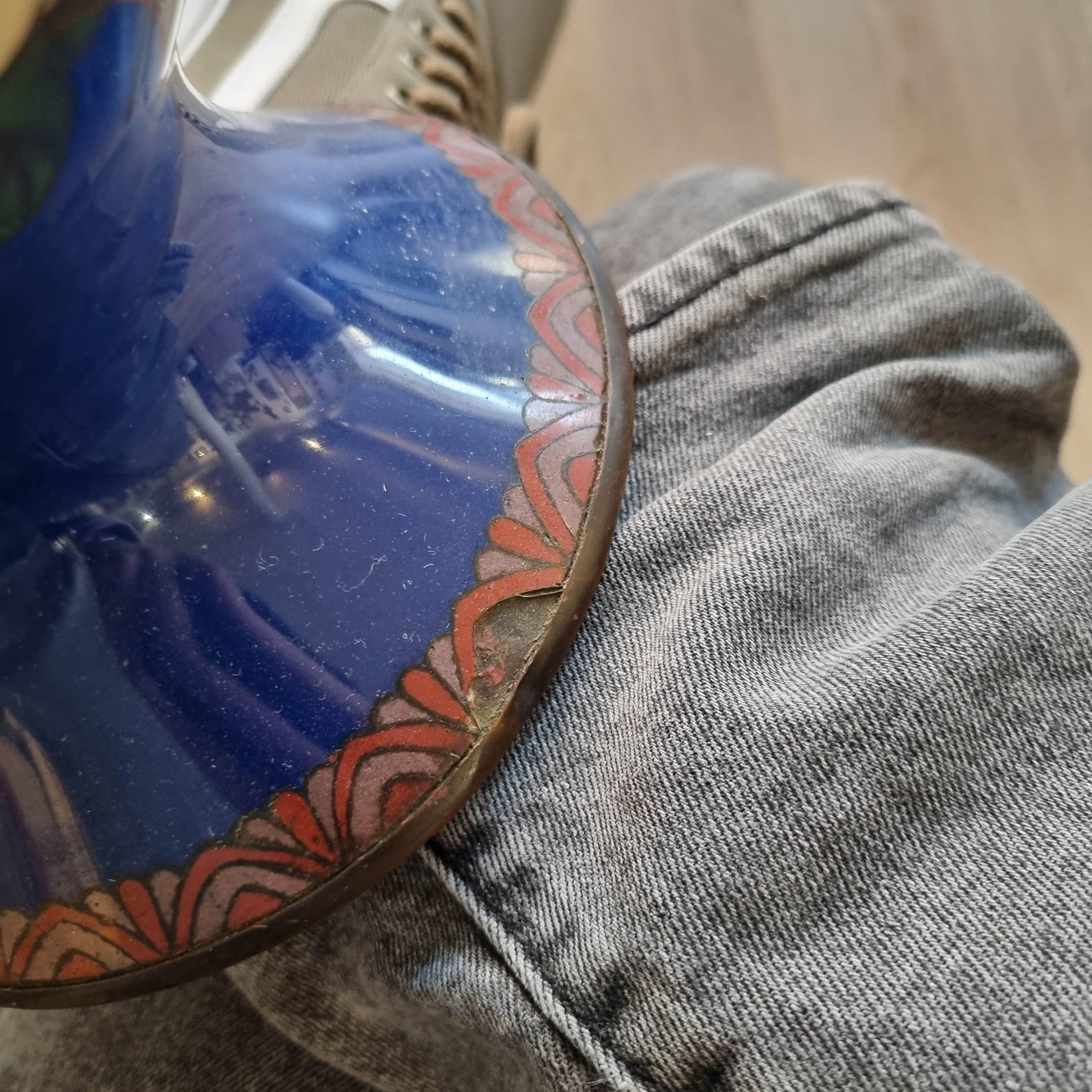 Un grande vaso a fondo blu con fiori e Prunus in smalto cloisonné di epoca Meiji 10