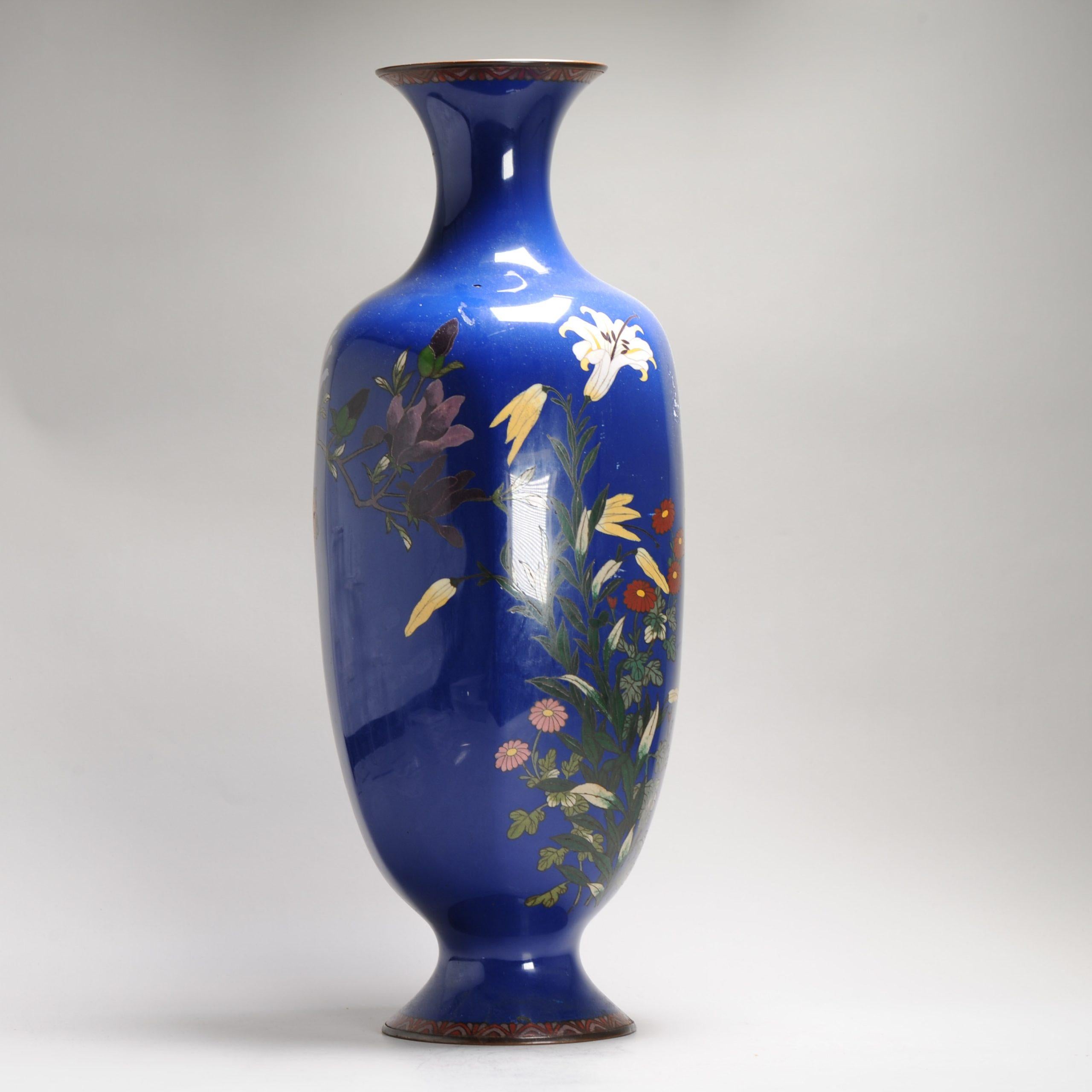 Un grande vaso a fondo blu con fiori e Prunus in smalto cloisonné di epoca Meiji 11