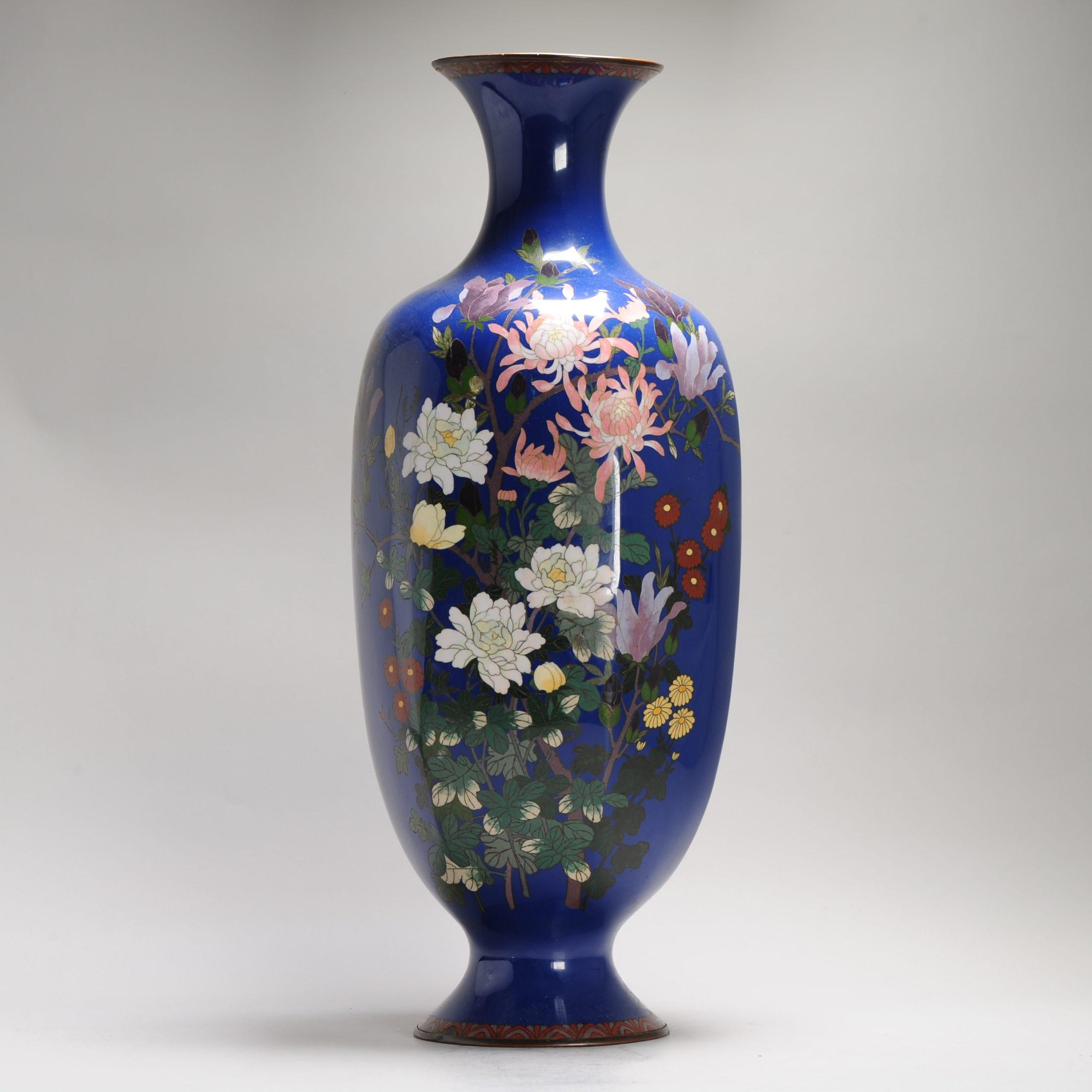 Vaso di alta qualità
Epoca Meiji (1868-1912), XIX secolo
Qui puoi trovare un interessante articolo sulla Cloisonne giapponese;
https://www.sothebys  .com/it/articles/japanese-cloisonne-enamels-an-expression-of-endless-patience


Condizione
alcuni