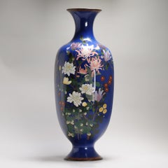 Un grande vaso a fondo blu con fiori e Prunus in smalto cloisonné di epoca Meiji