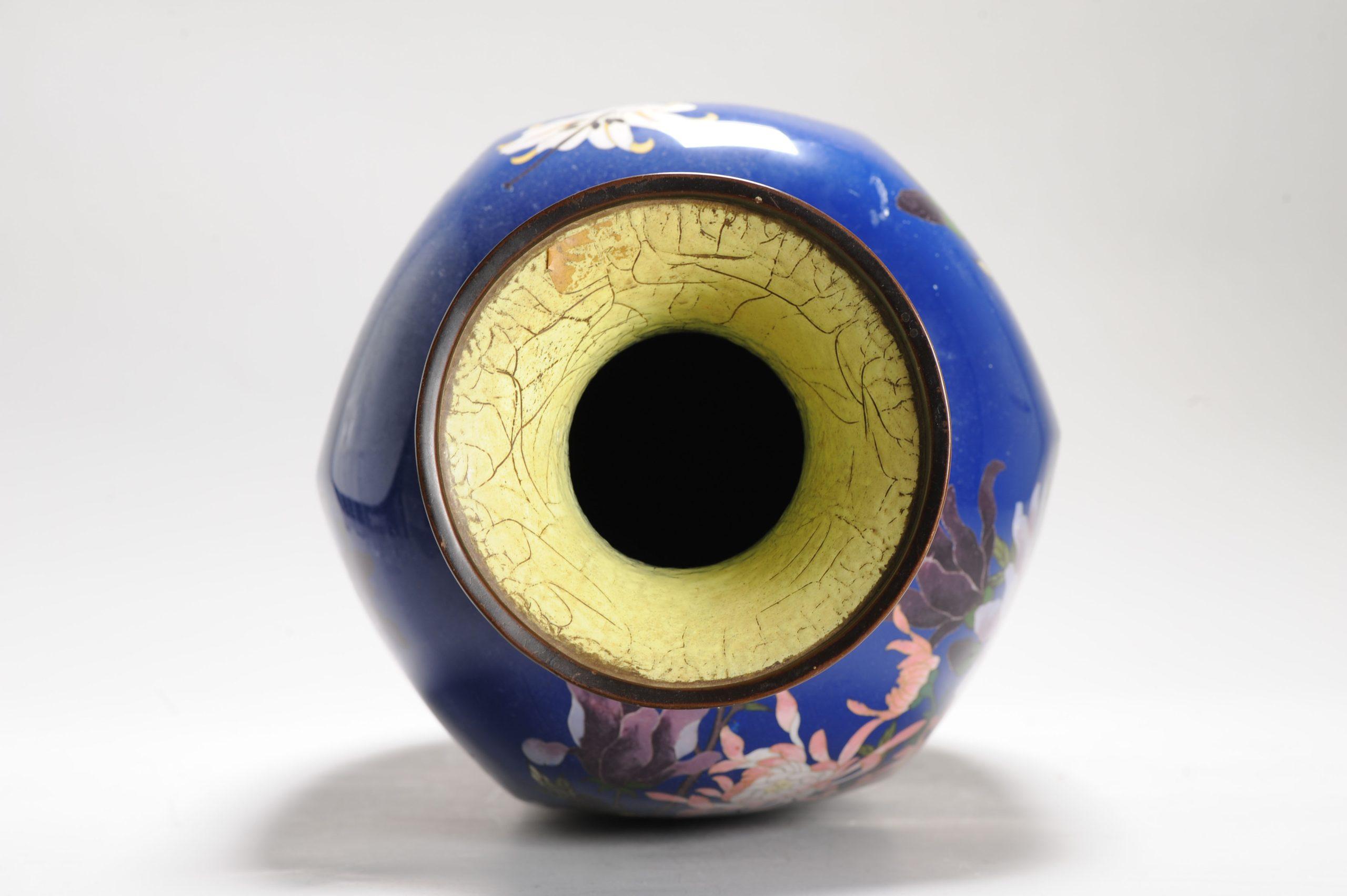 Edo Un grande vaso a fondo blu con fiori e Prunus in smalto cloisonné di epoca Meiji