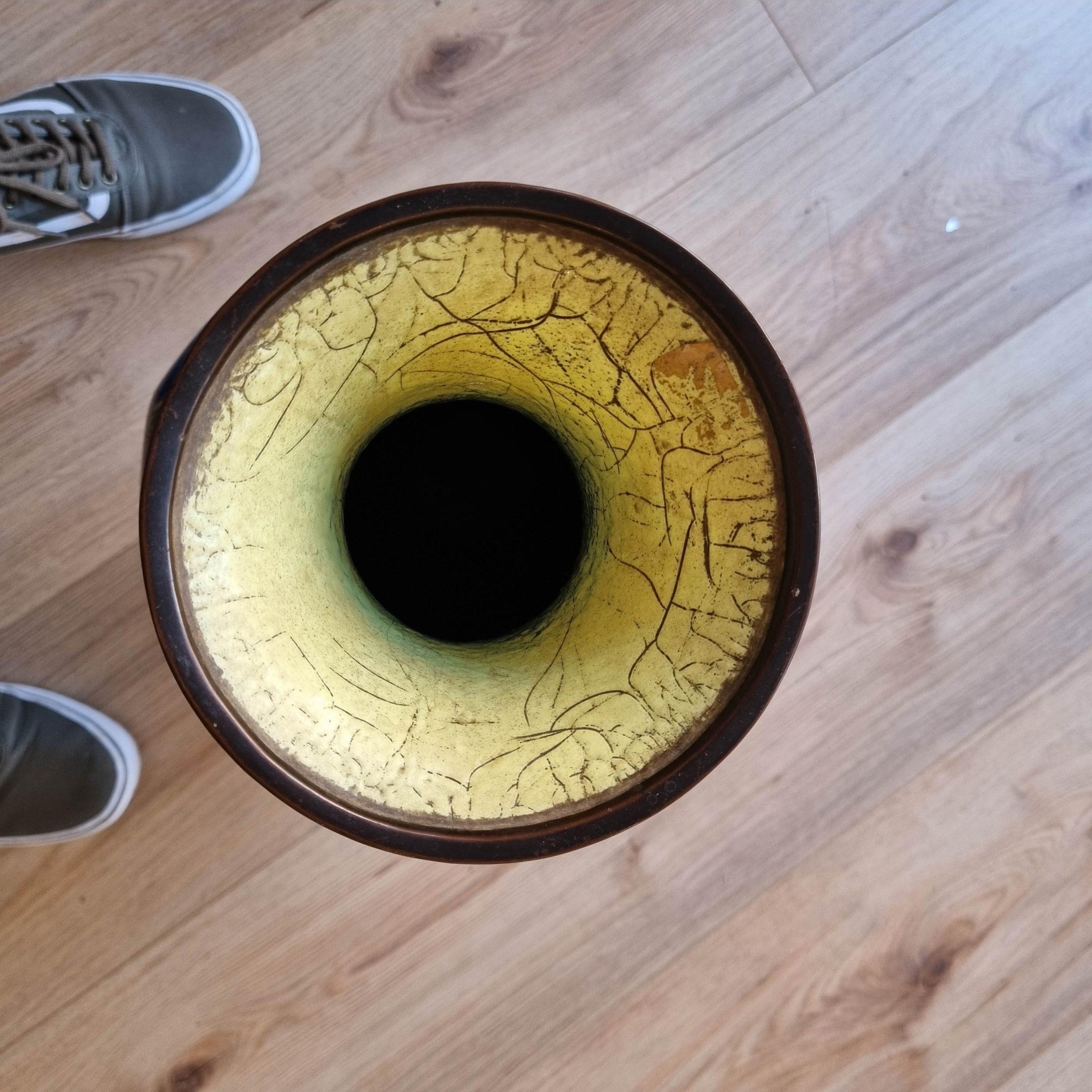 Cinese Un grande vaso a fondo blu con fiori e Prunus in smalto cloisonné di epoca Meiji