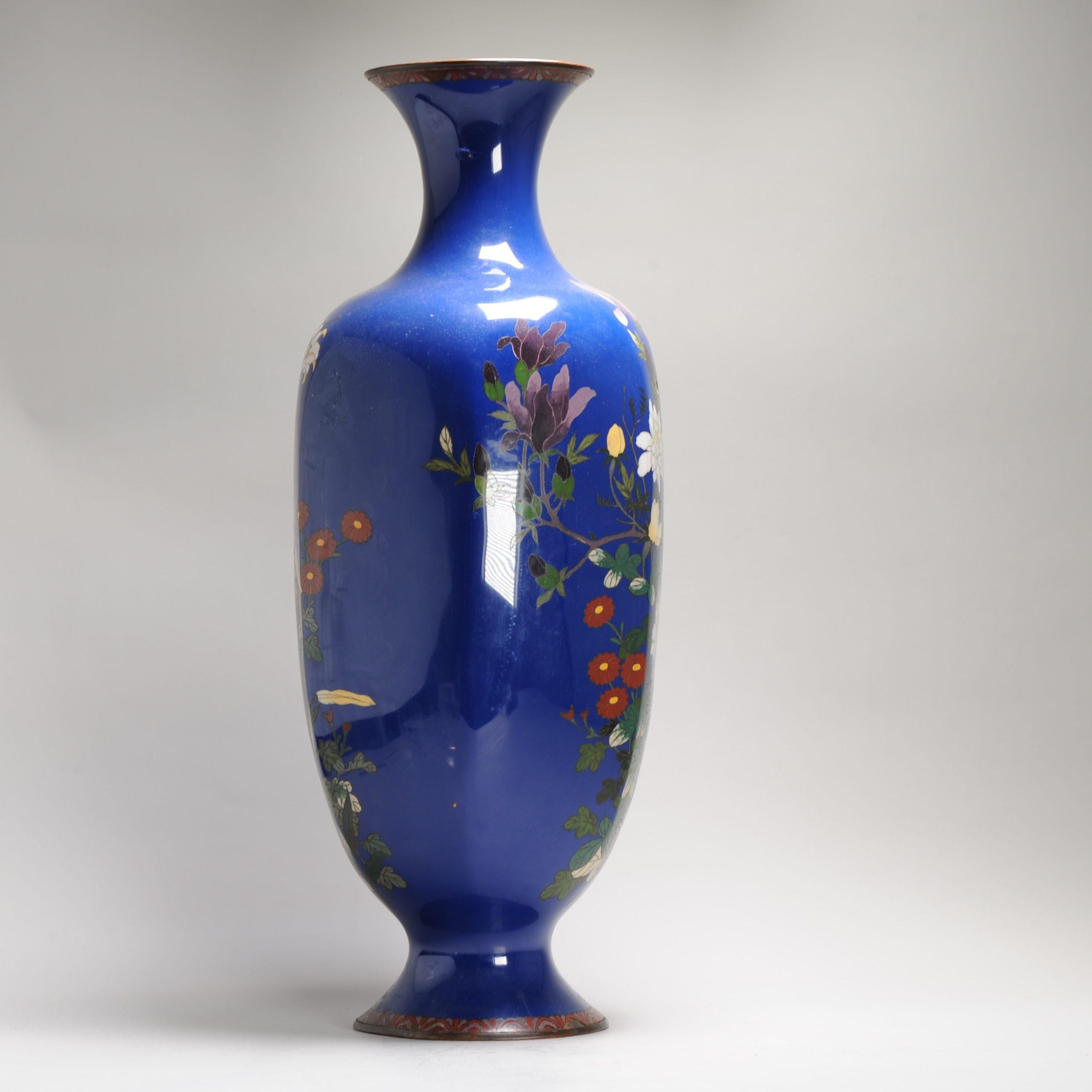 Un grande vaso a fondo blu con fiori e Prunus in smalto cloisonné di epoca Meiji In condizioni buone a Amsterdam, Noord Holland