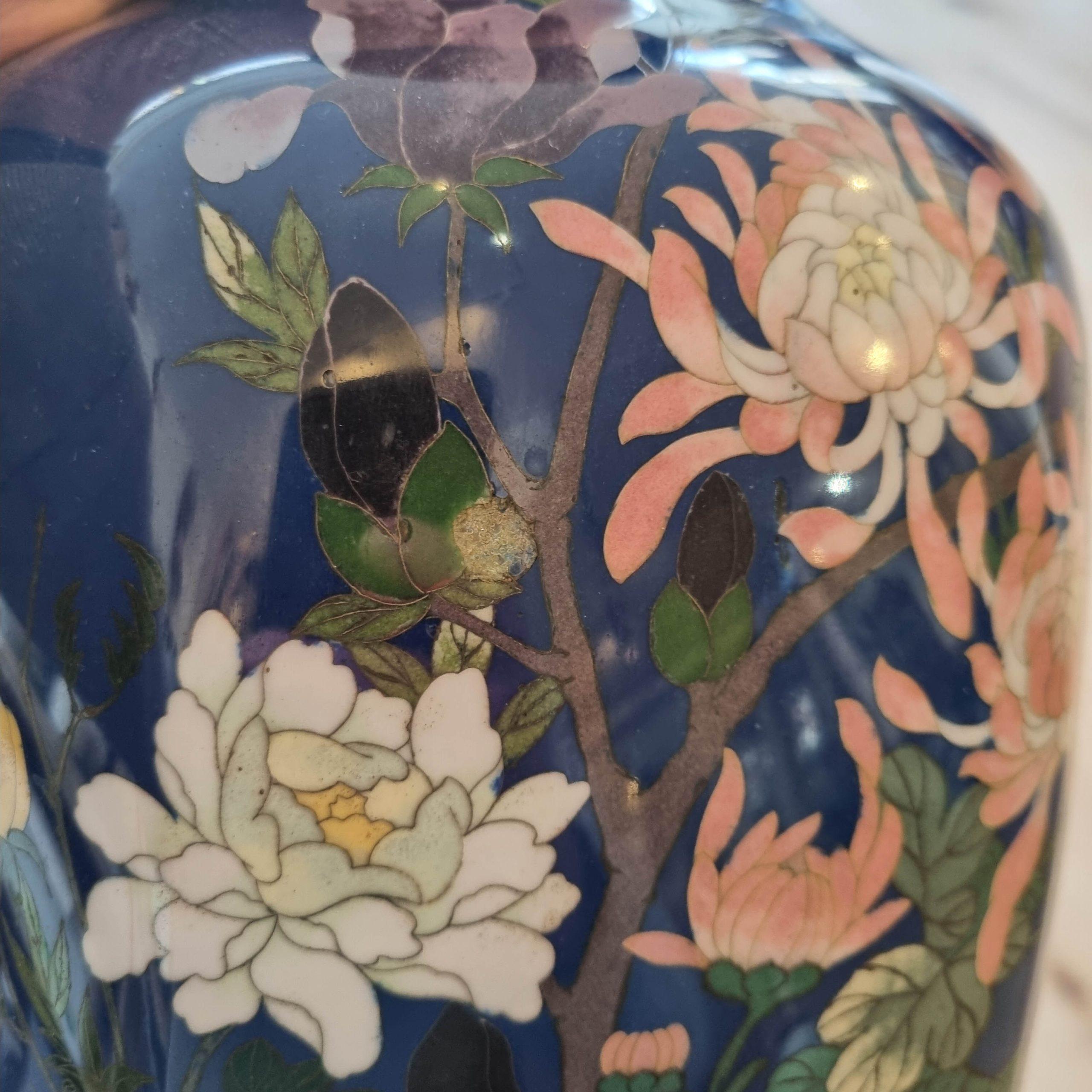 Fino al XVIII secolo Un grande vaso a fondo blu con fiori e Prunus in smalto cloisonné di epoca Meiji