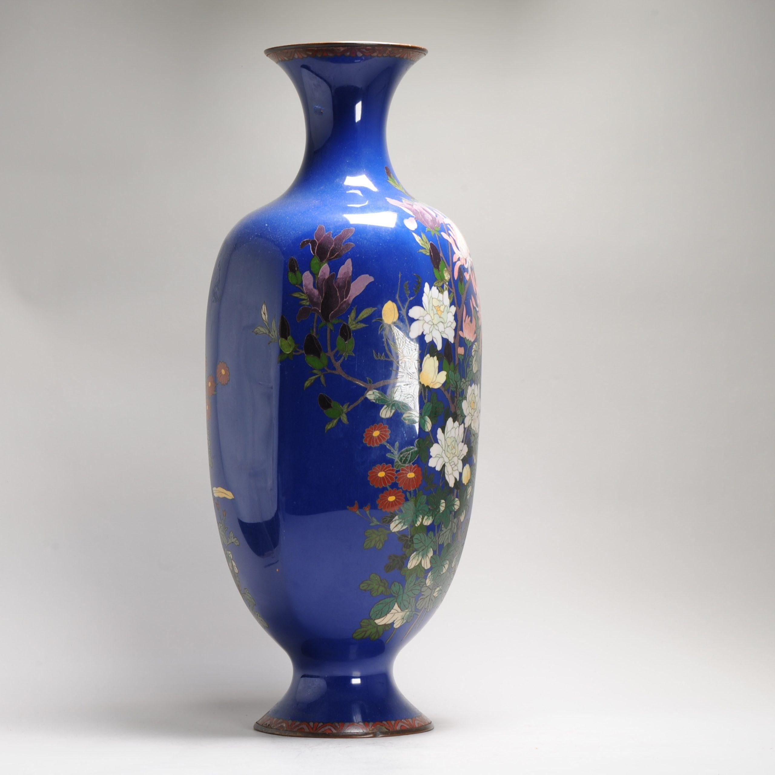 Un grande vaso a fondo blu con fiori e Prunus in smalto cloisonné di epoca Meiji 2