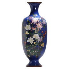 Un grande vaso a fondo blu con fiori e Prunus in smalto cloisonné di epoca Meiji