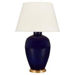 Una grande lampada monocromatica blu