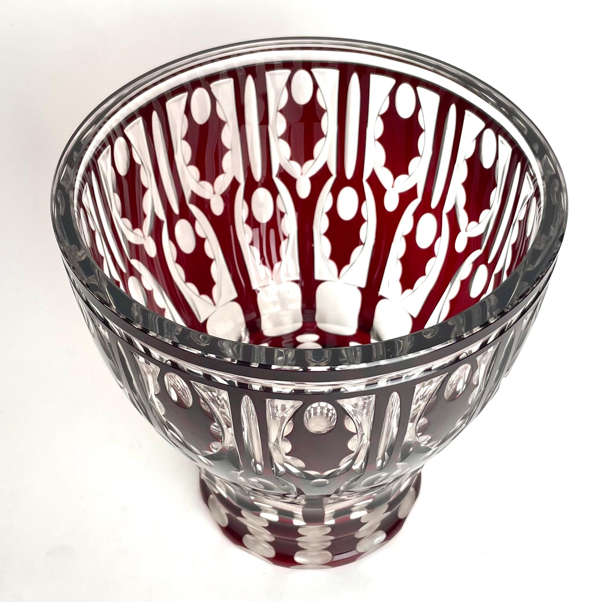A large Bohemia Cut Crystal Vase from early 20th Century In Good Condition For Sale In Knivsta, SE