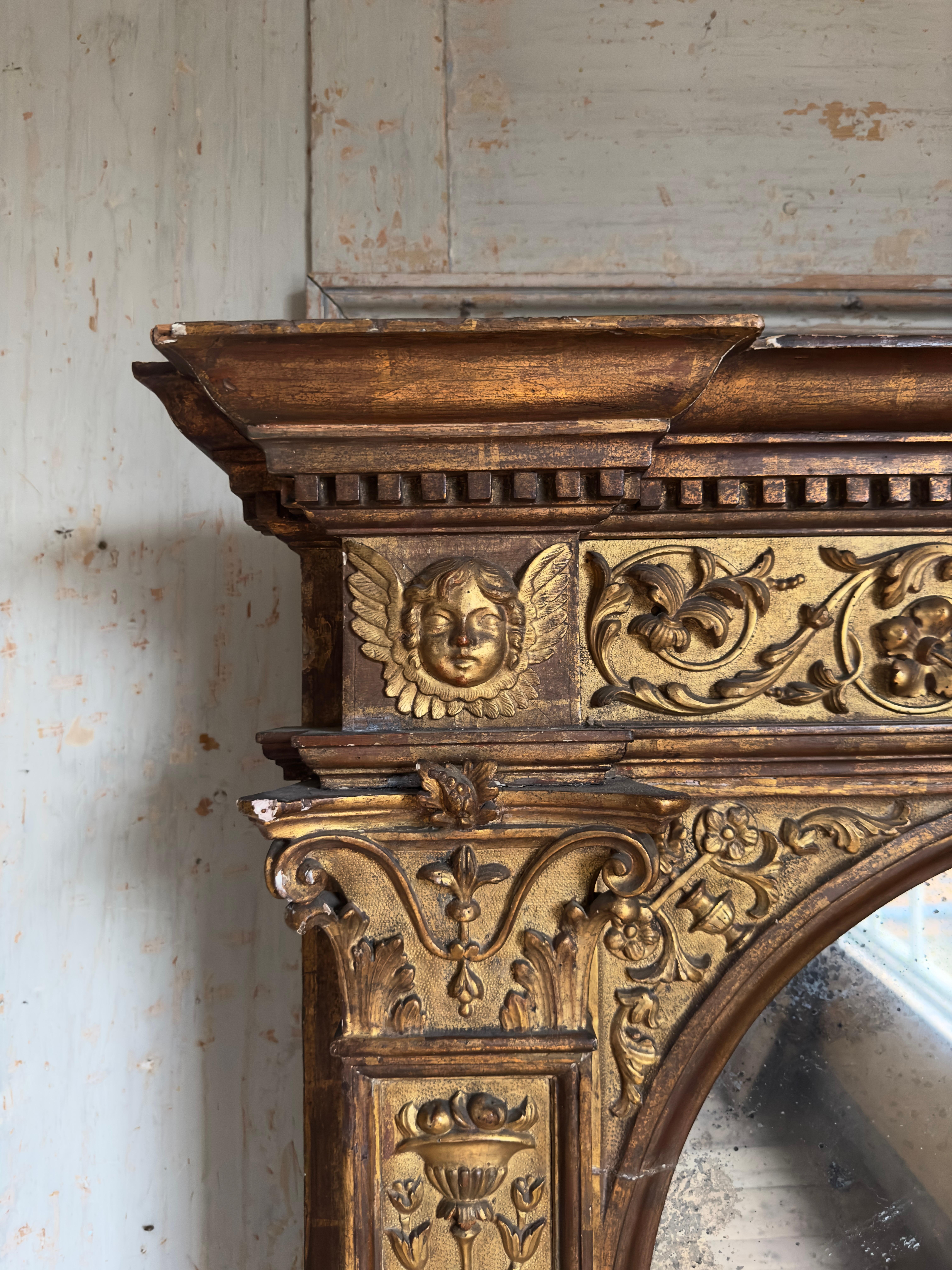 Renaissance Un grand et audacieux miroir italien en bois doré sculpté et gesso en vente