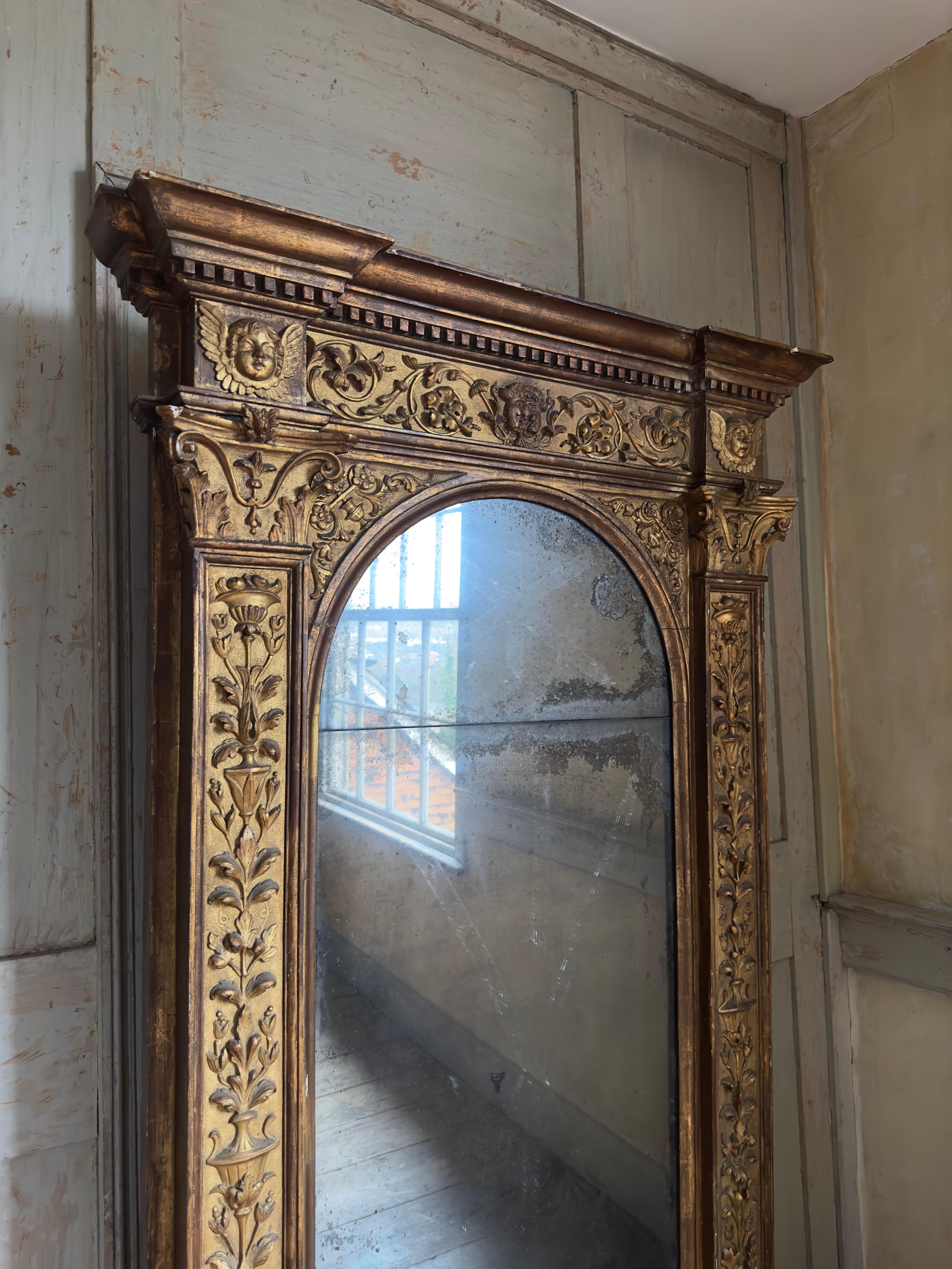 Doré Un grand et audacieux miroir italien en bois doré sculpté et gesso en vente