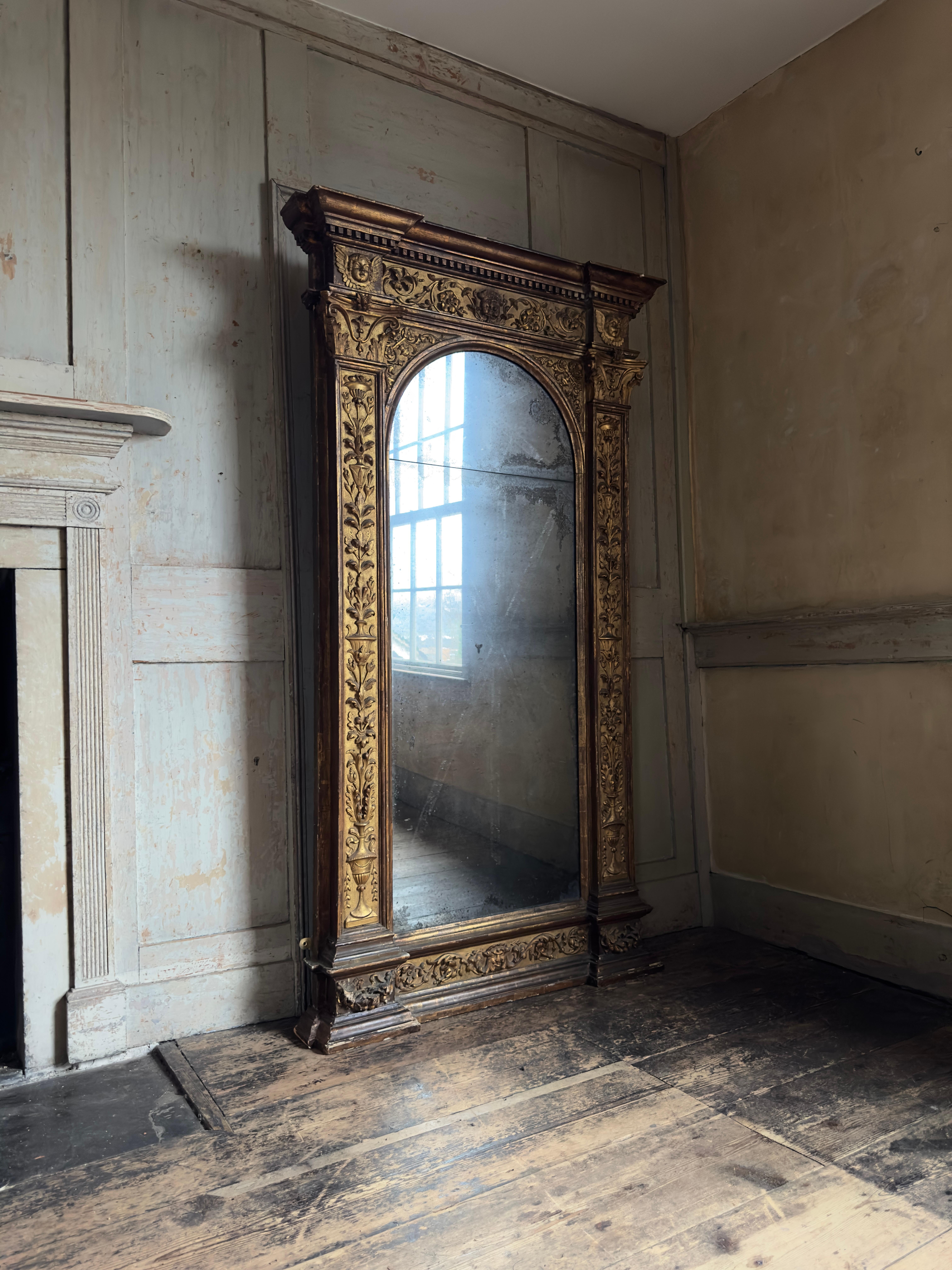 A large & bold Italian carved giltwood & gesso pier mirror In Good Condition For Sale In London, GB
