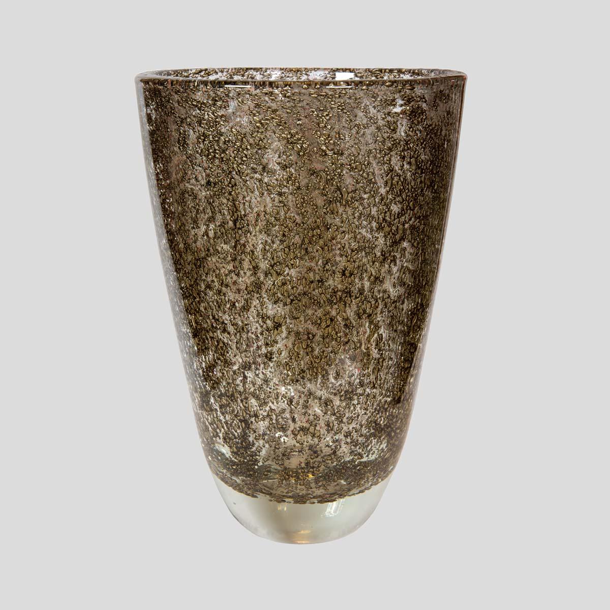 Un gran jarrón sommerso de latón jarrón de cristal transparente.

Este precioso jarrón está hecho de latón y cristal transparente. Tiene un efecto burbuja único creado mediante soplado manual. Fue fabricado por Alberto Dona en Murano, Italia.

Pesa