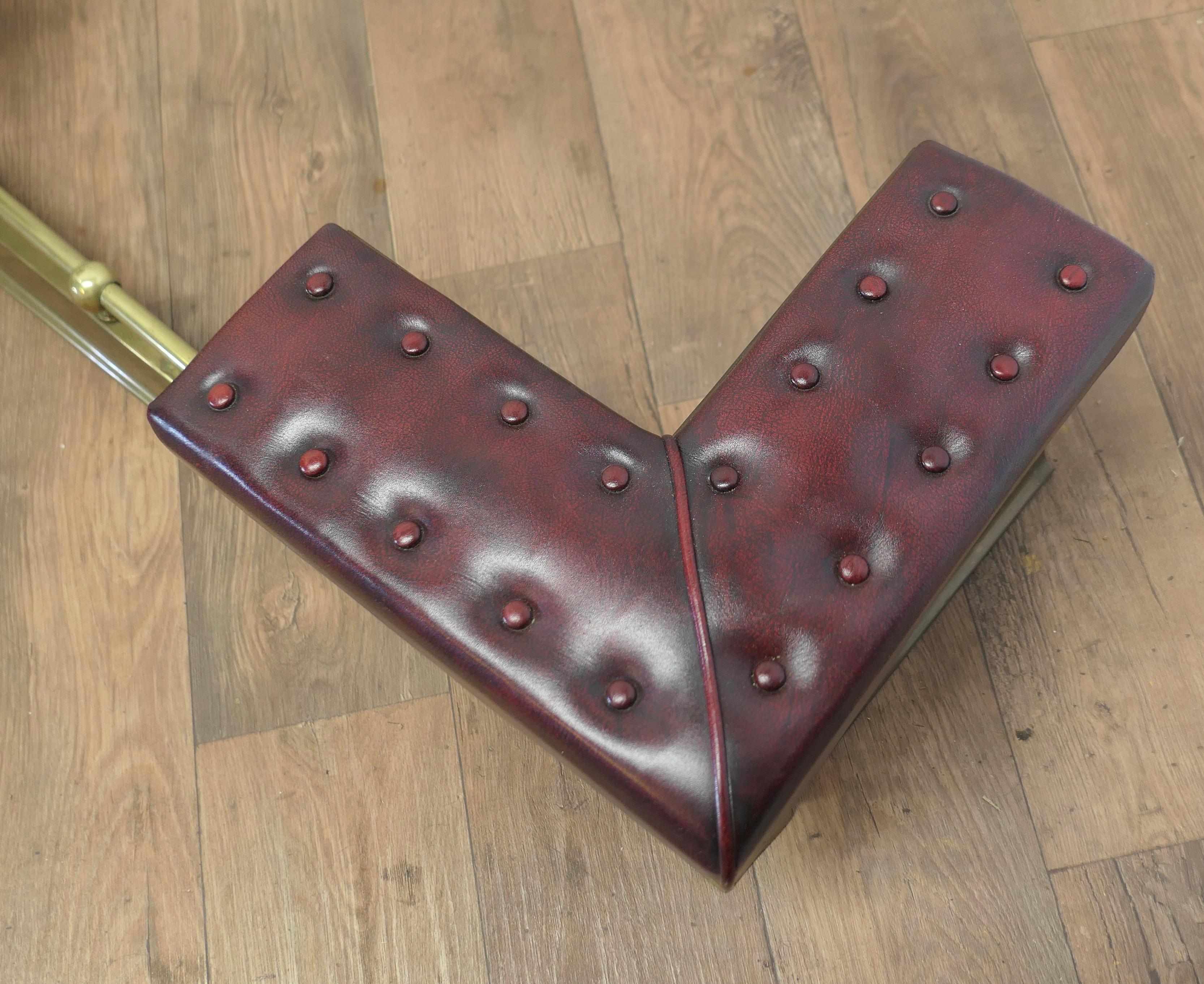 A Large Brass and Leather Club Fender  This is an elegant Country House Piece For Sale 2