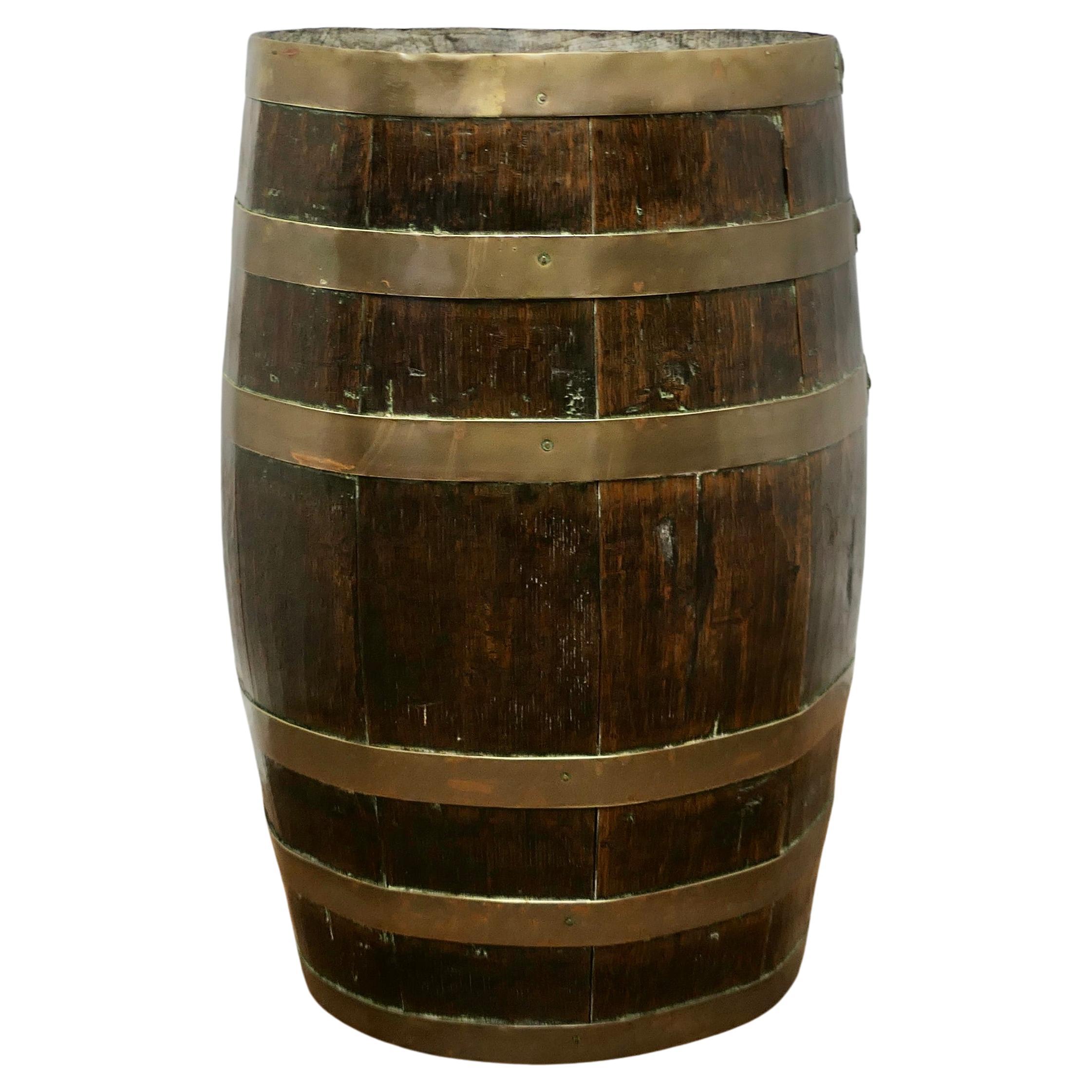 Un gran soporte para palos de barril de latón y roble  Este  buena pieza