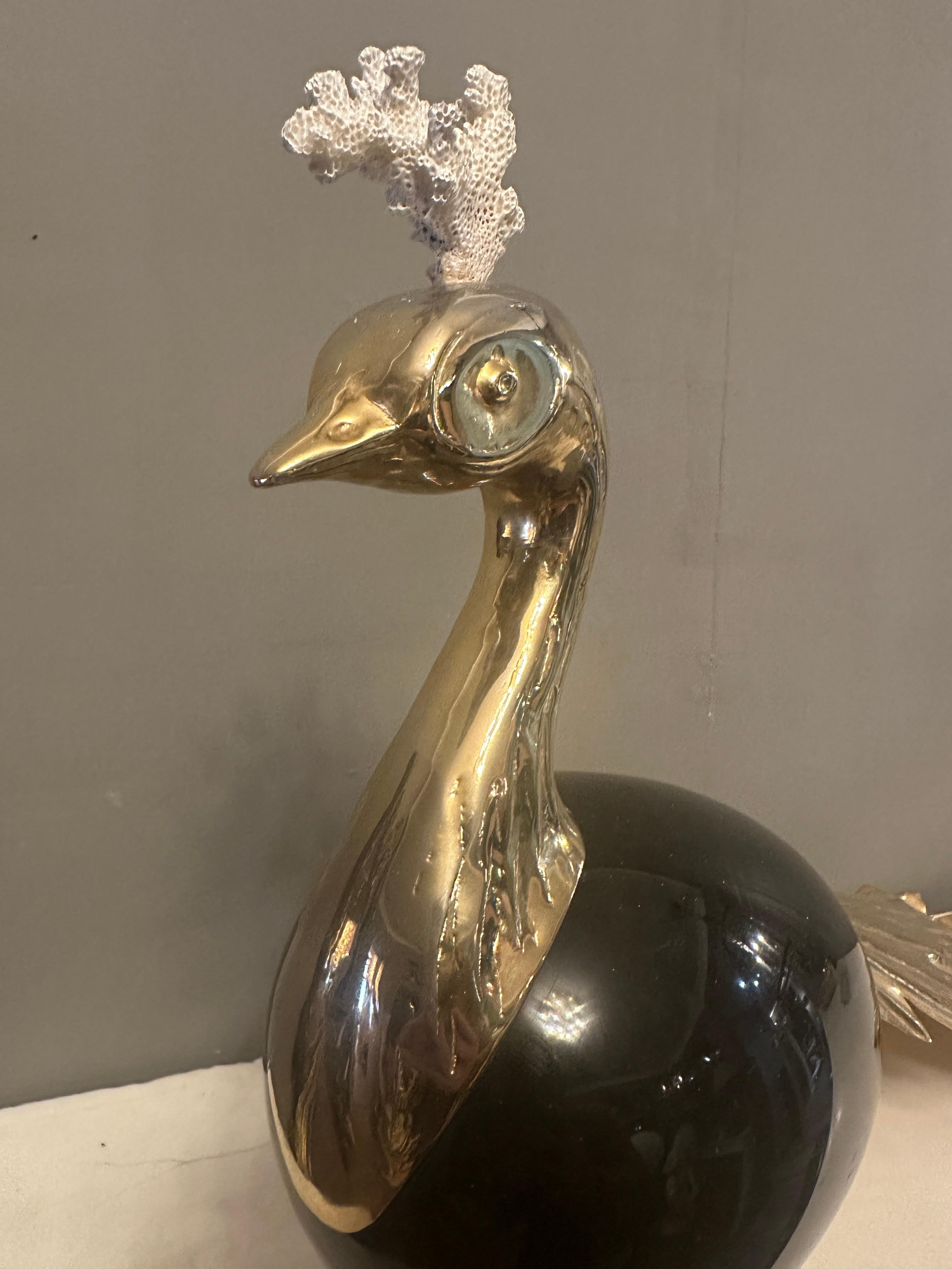 Grand paon en laiton et œuf d'autruche d'Antonio Pavia en vente 3