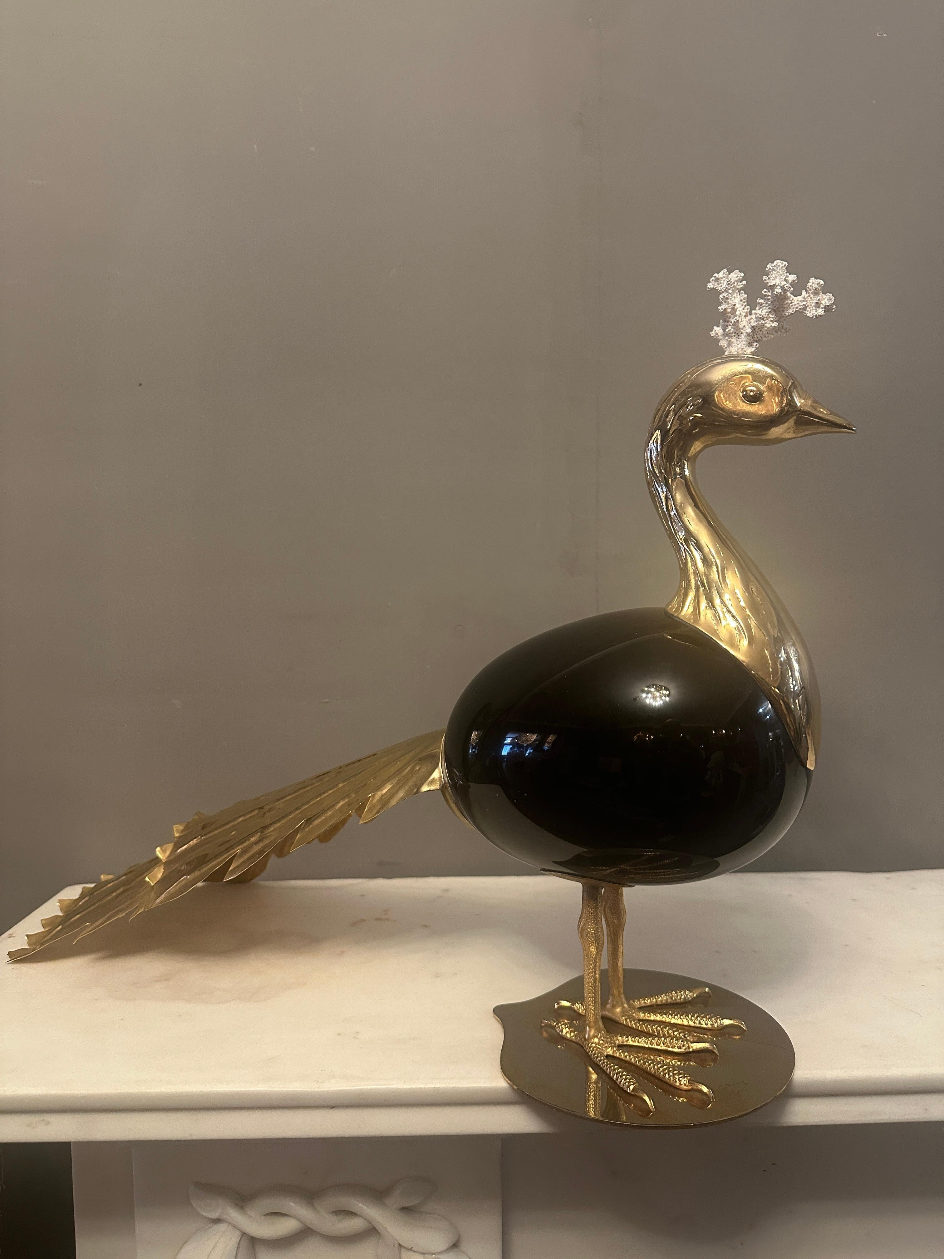 Un grand paon stylisé et bien fait en laiton, avec un corps en œuf d'autruche et un plumage corail. Design/One typique de la période, Antonio Pavia excellant dans ce travail. 

Italie fin du 20e siècle Hollywood Regency 

Circa 1970's 