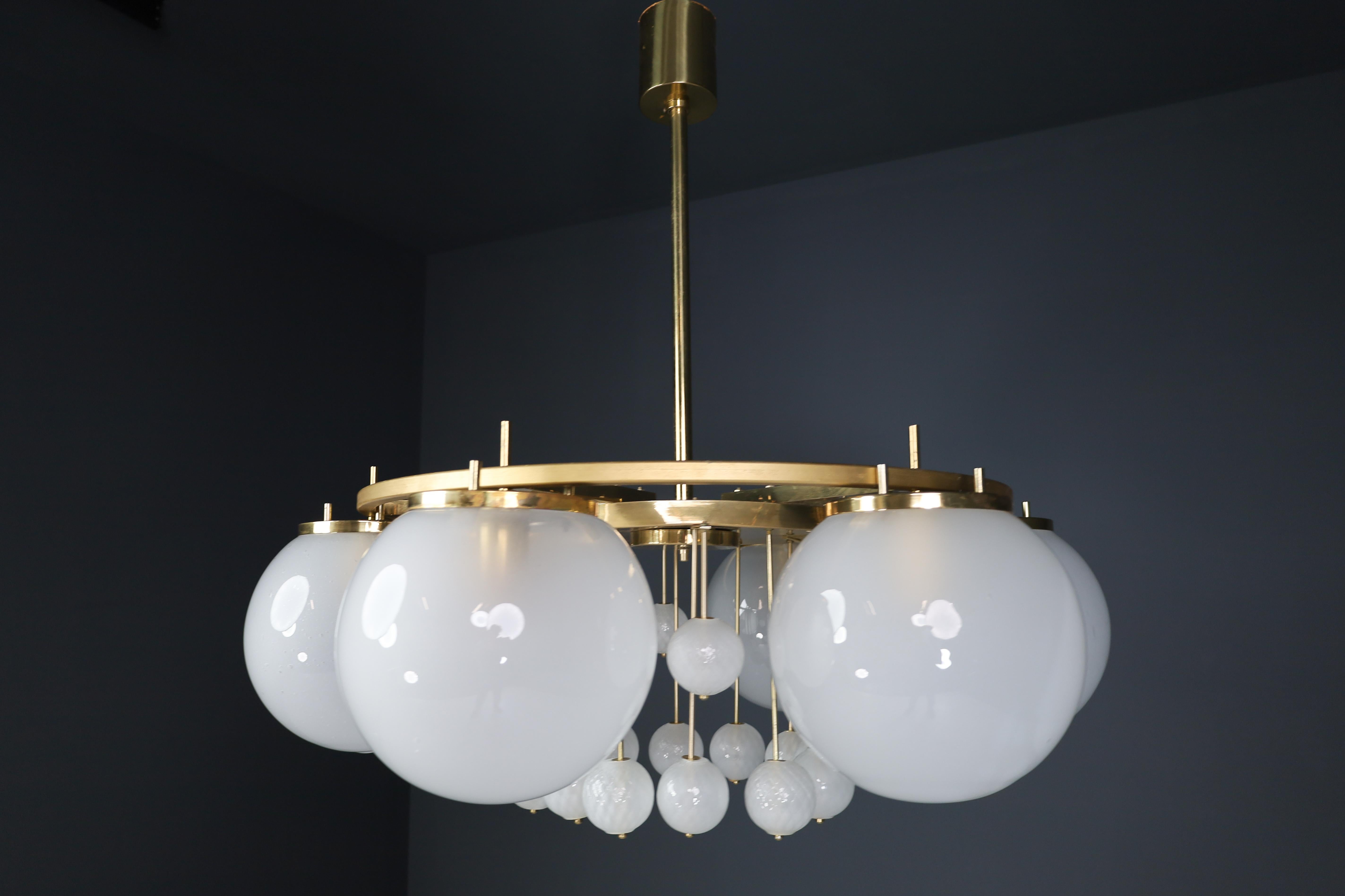 Large Brass Bohemian Chandelier with Frosted Glas Globes, the 1950s In Good Condition For Sale In Almelo, NL