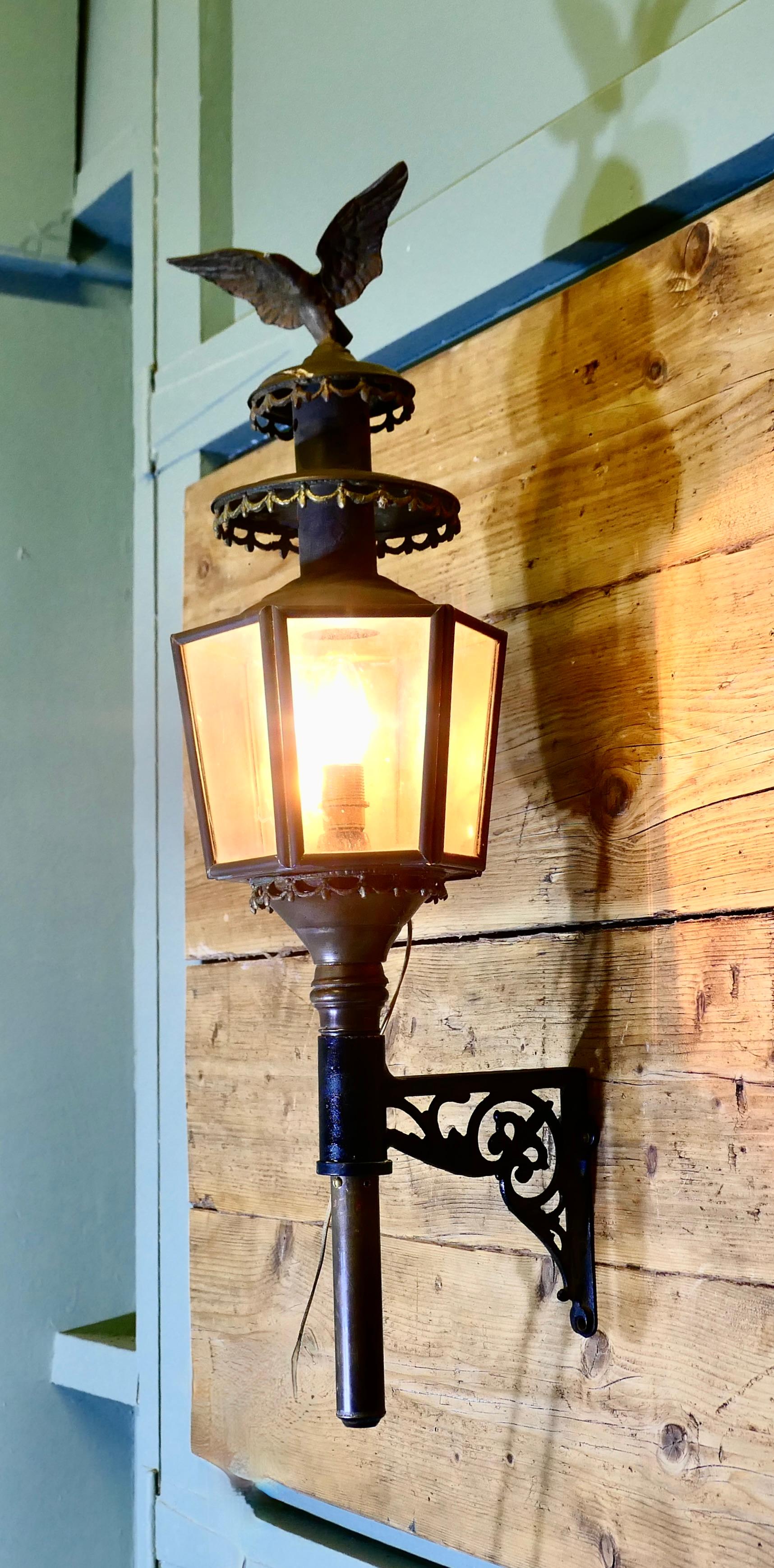 Una grande lampada da carrozza in ottone con aquila, lampada da parete
Un grande fanale da carrozza del XIX secolo, con un'aquila sulla parte superiore, è stato convertito in elettricità
La lampada è in buone condizioni, ha 6 lati e un vetro su