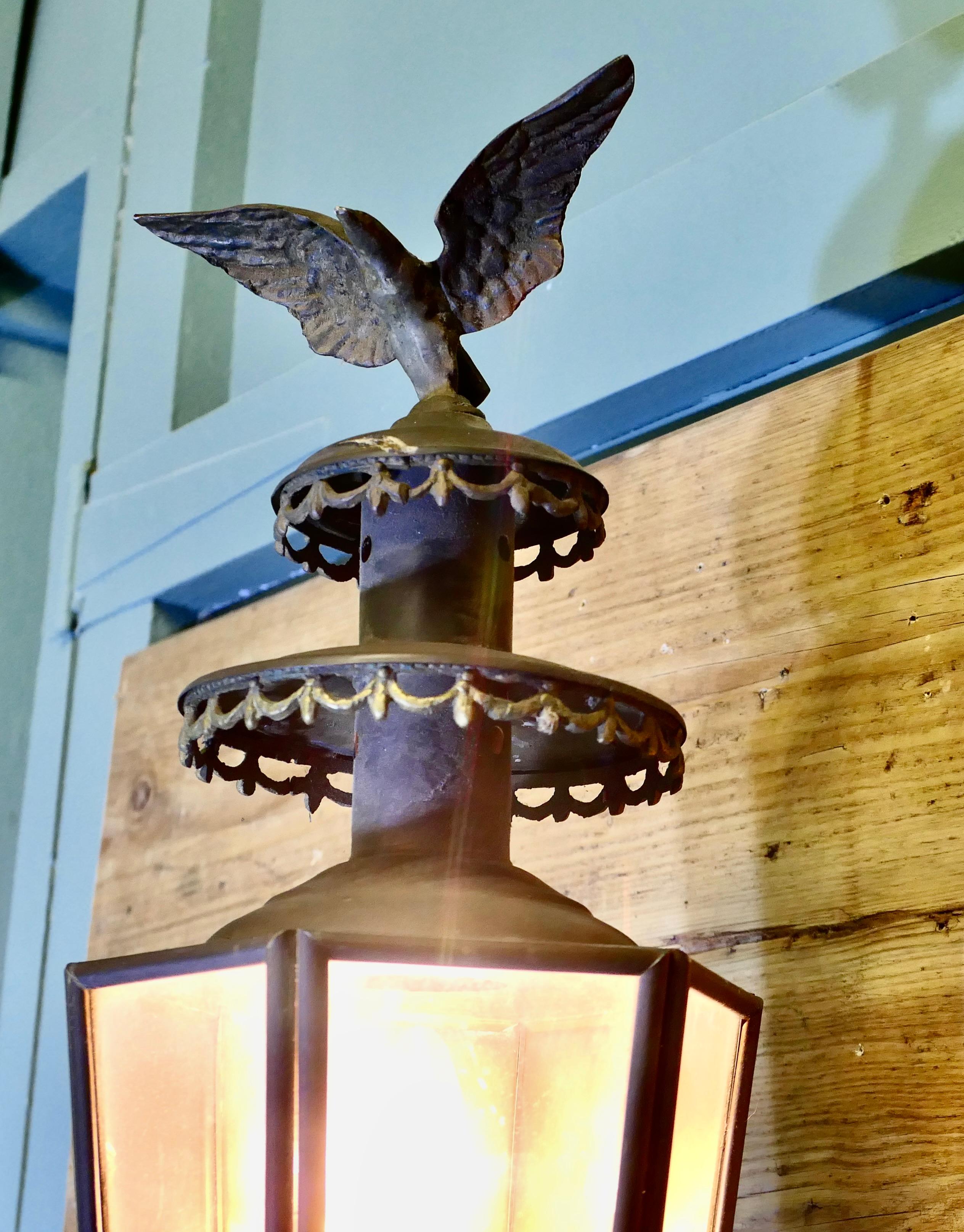 Georgiano Una grande lampada da carrozza in ottone con aquila, lampada da parete in vendita