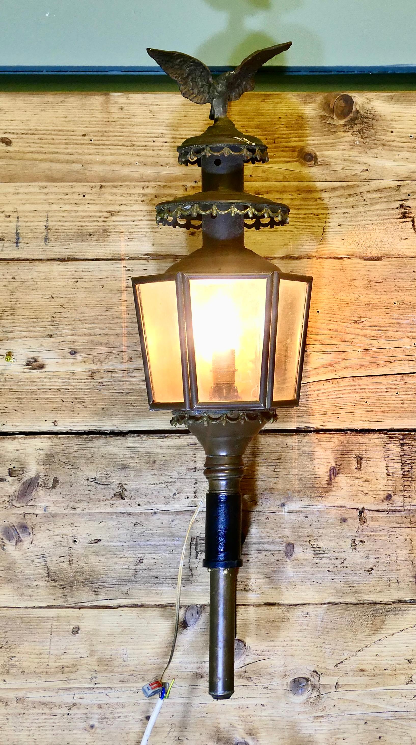 Una grande lampada da carrozza in ottone con aquila, lampada da parete In condizioni buone in vendita a Godshill, Isle of Wight