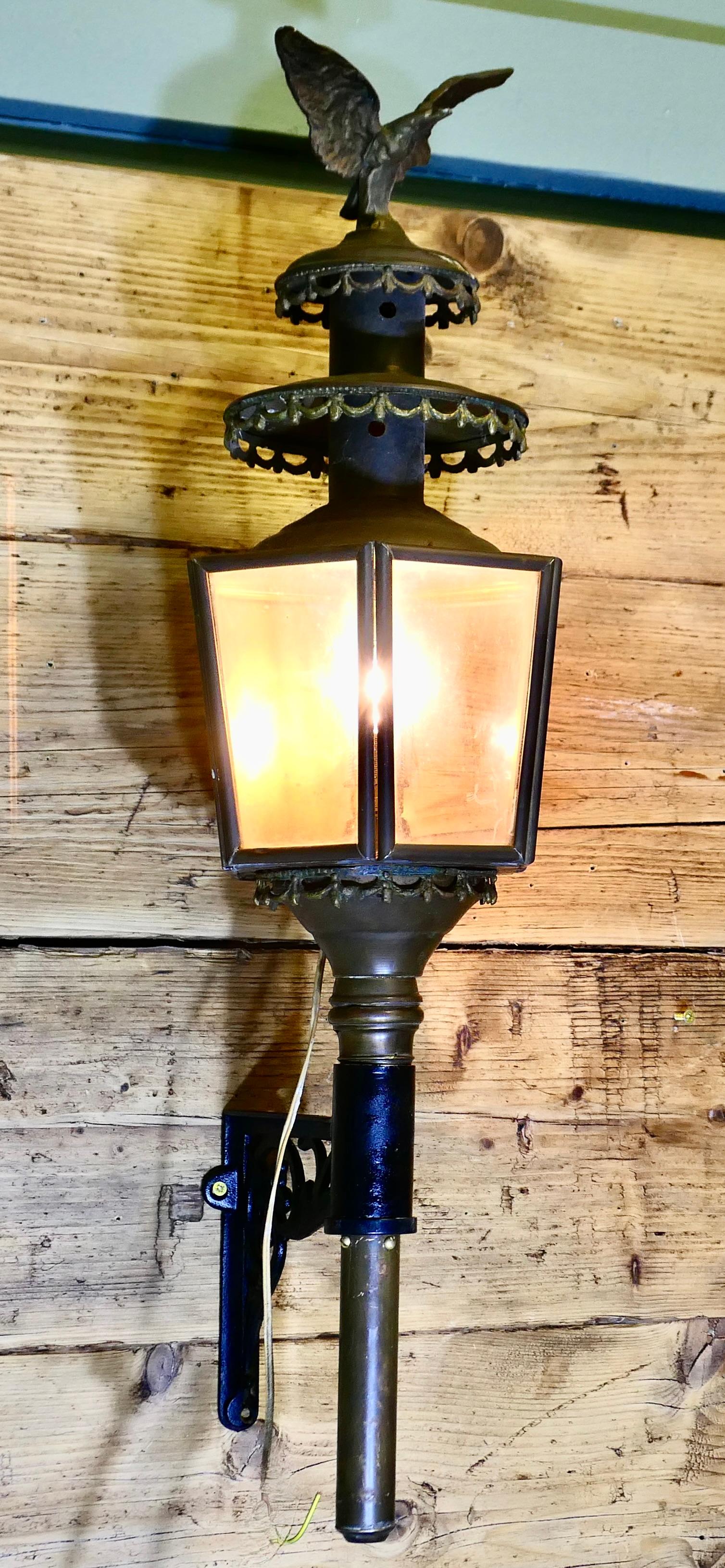 Ottone Una grande lampada da carrozza in ottone con aquila, lampada da parete in vendita