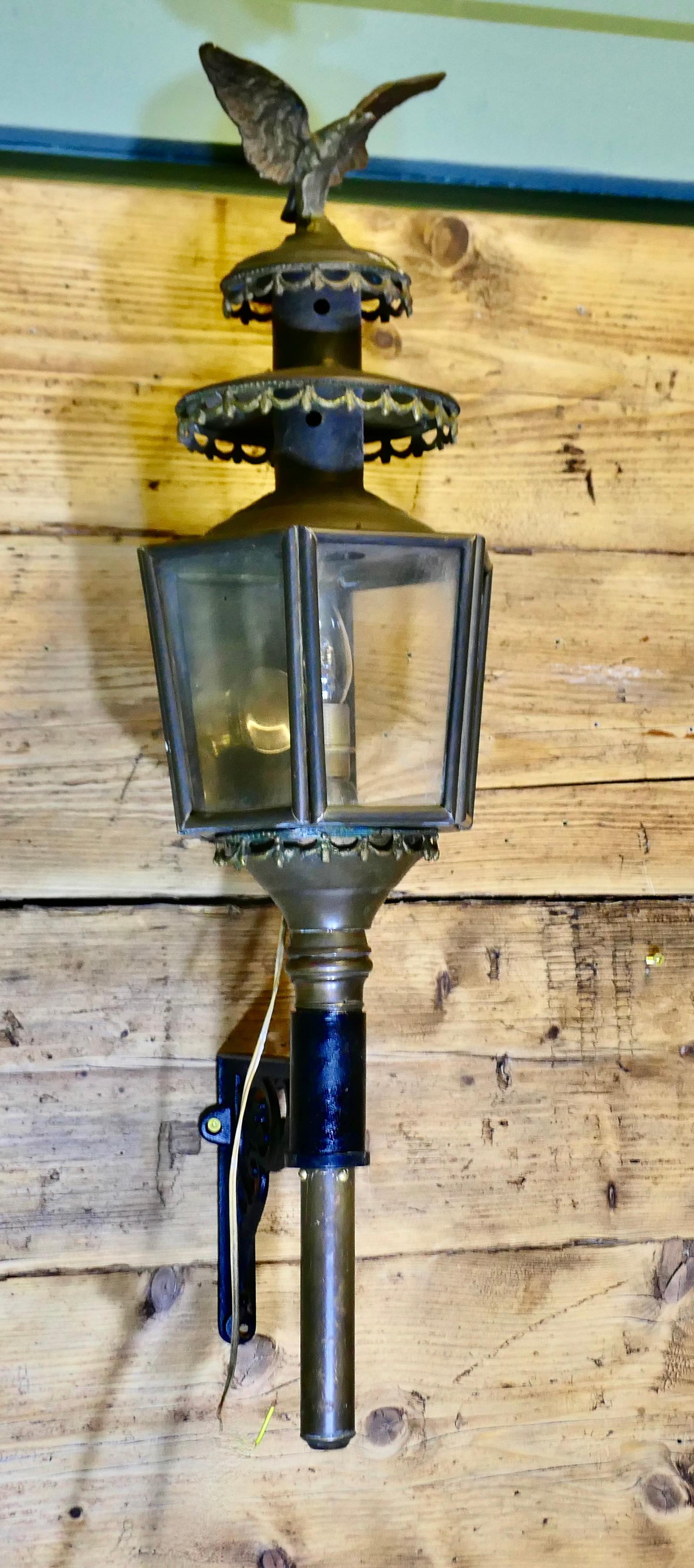 Una grande lampada da carrozza in ottone con aquila, lampada da parete in vendita 1