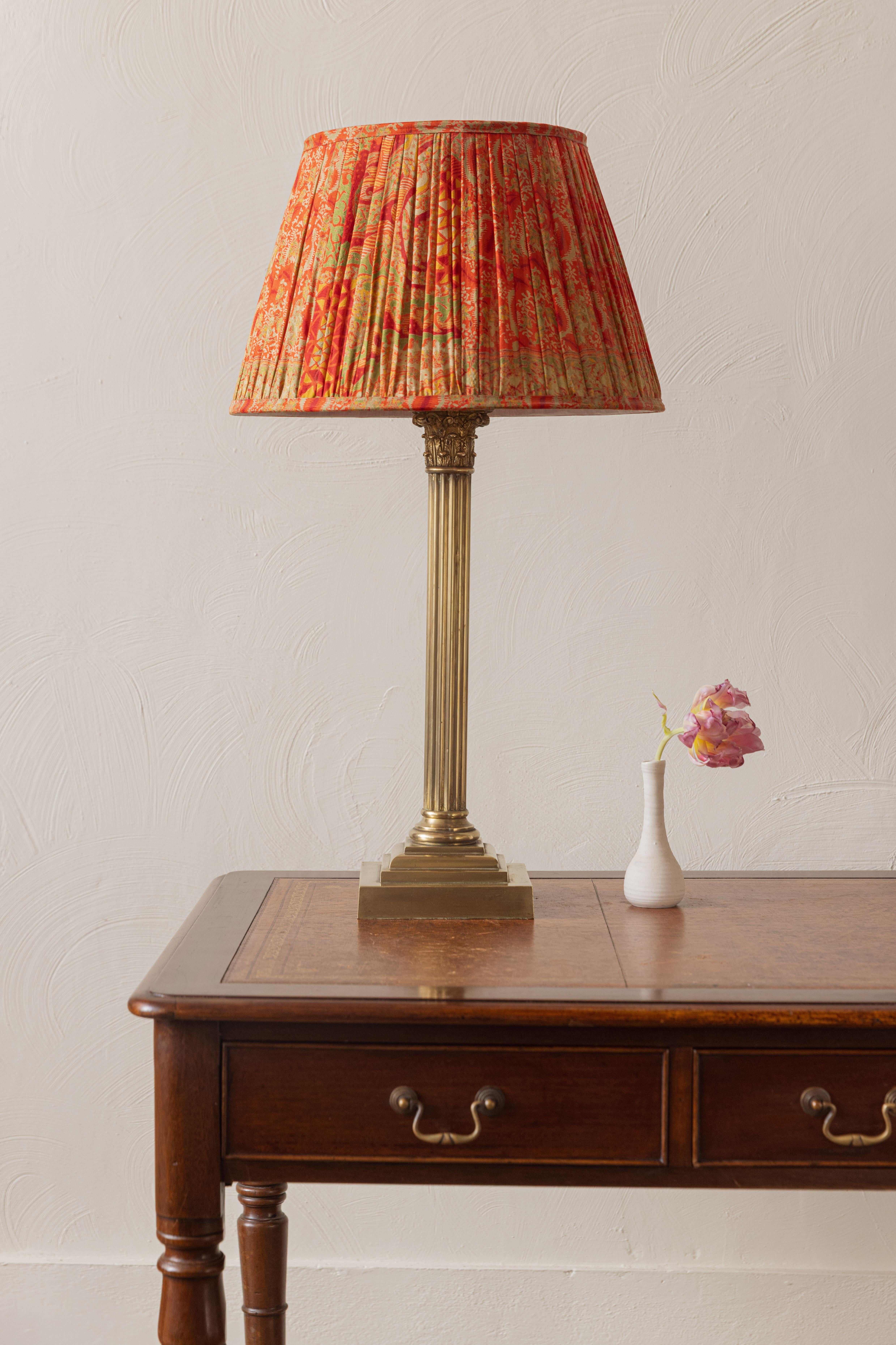 Anglais Grande lampe colonne en laiton en vente