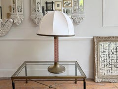 Una grande lampada da tavolo in ottone con stelo in plexiglass rosa di Ferdinando Loffredo