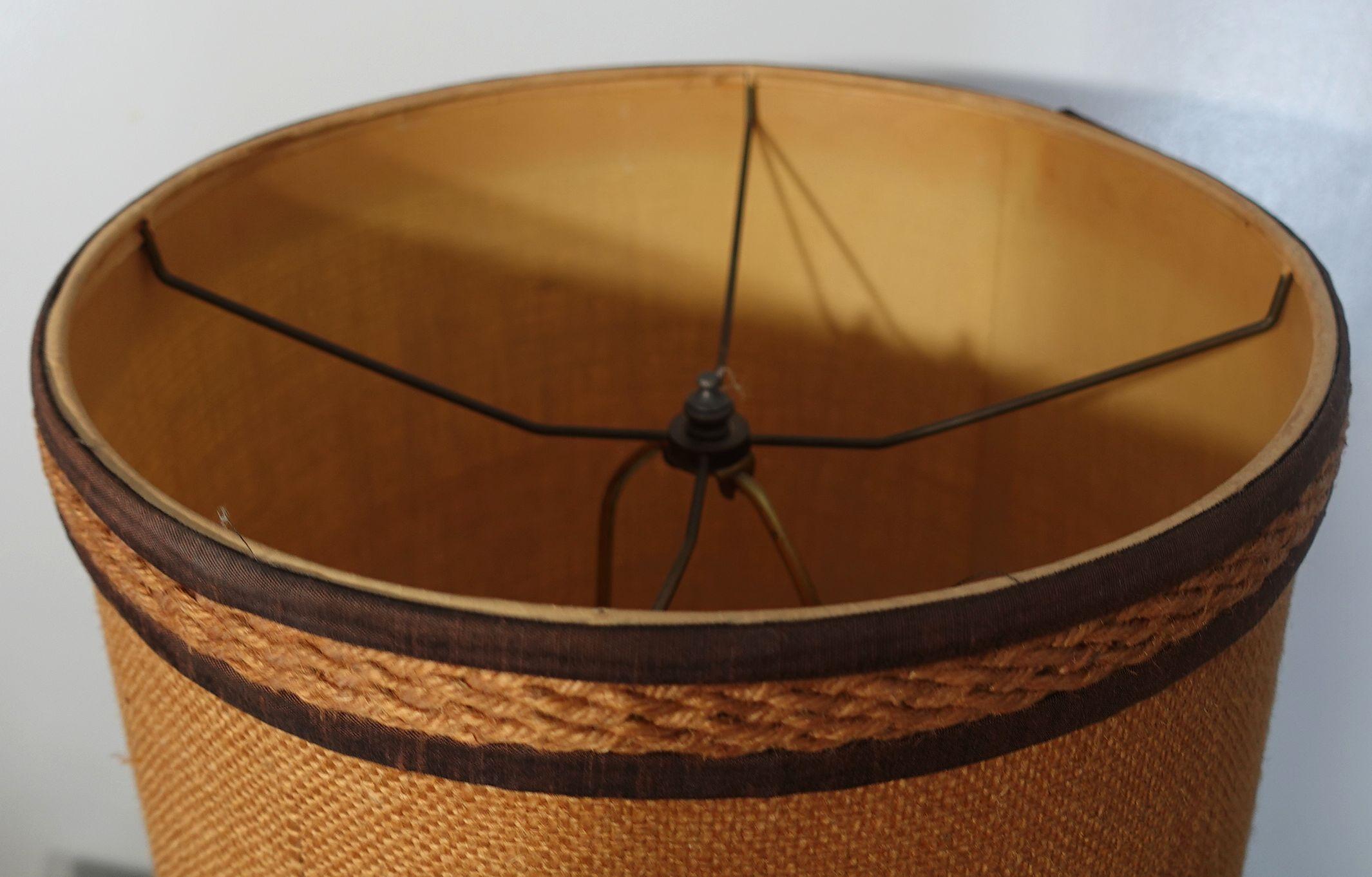 Grande lampe de table en laiton avec abat-jour en vente 4