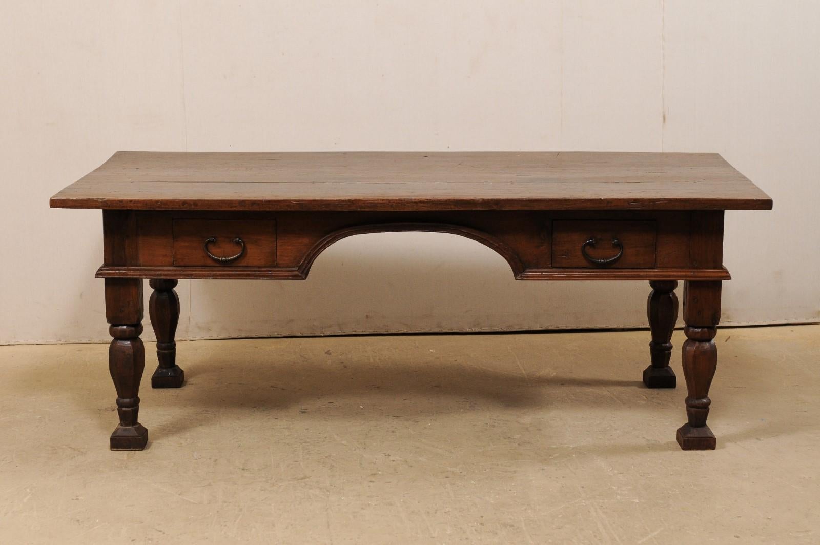Brasiliano Grande scrivania direzionale in Wood Wood brasiliano con gambe a balaustro robustamente intagliate in vendita