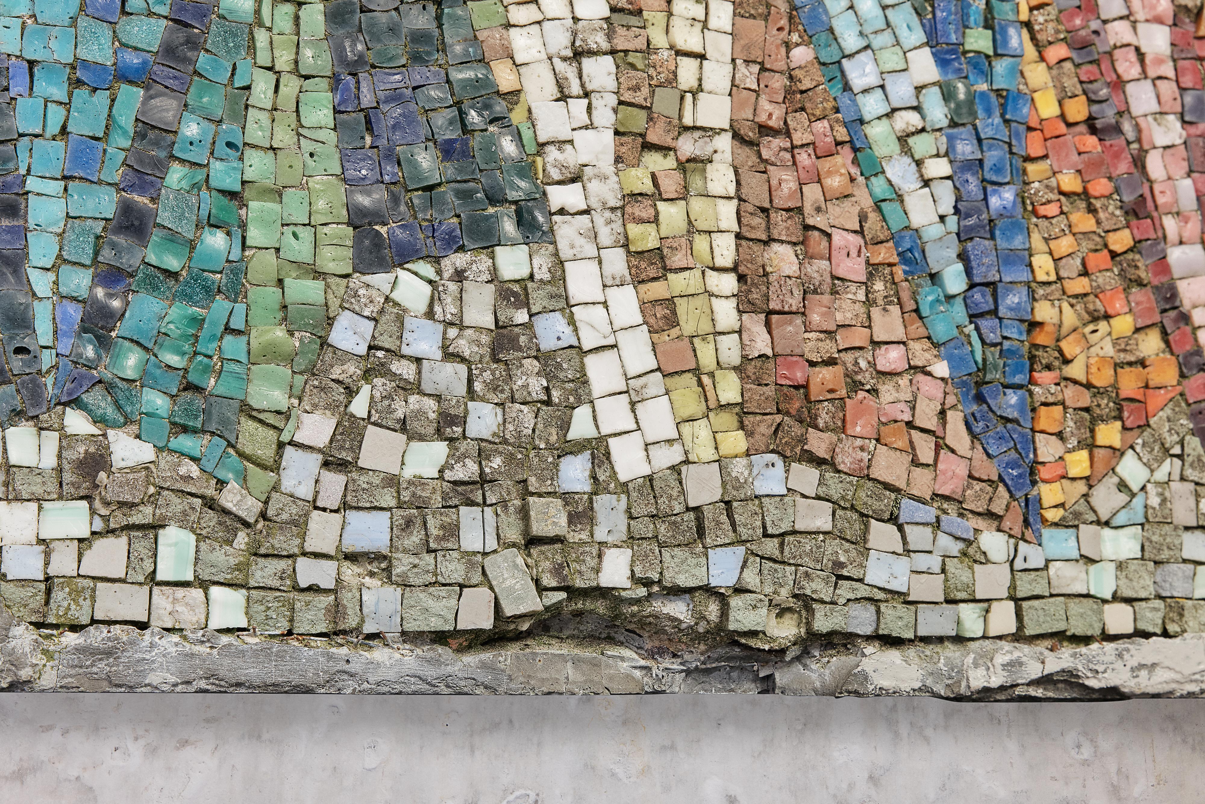 Ein großes helles und farbenfrohes Mosaik mit abstrakten Figuren, Petronella & Jacob  im Zustand „Gut“ im Angebot in AMSTERDAM, NL