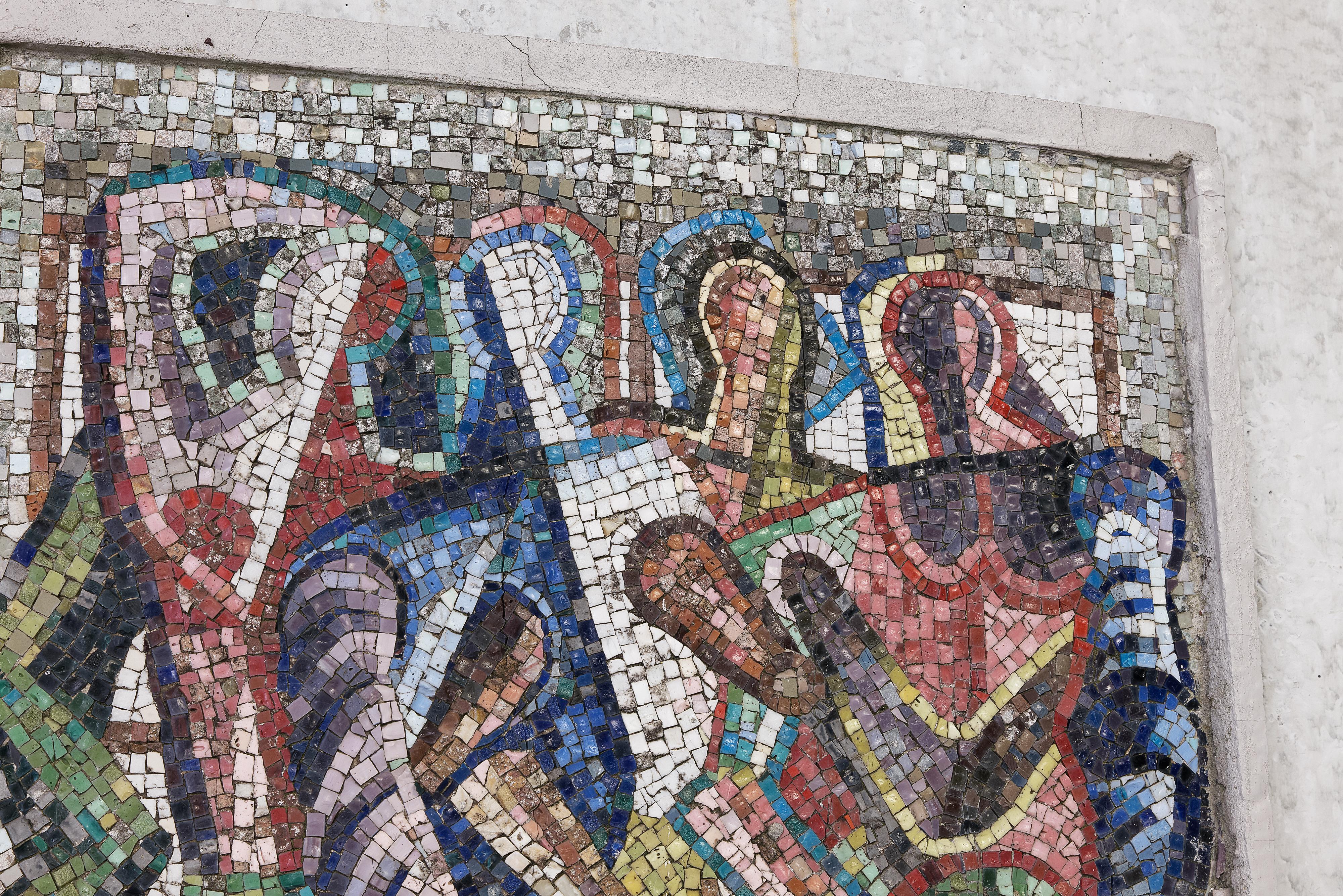 Ein großes helles und farbenfrohes Mosaik mit abstrakten Figuren, Petronella & Jacob  (Ende des 20. Jahrhunderts) im Angebot