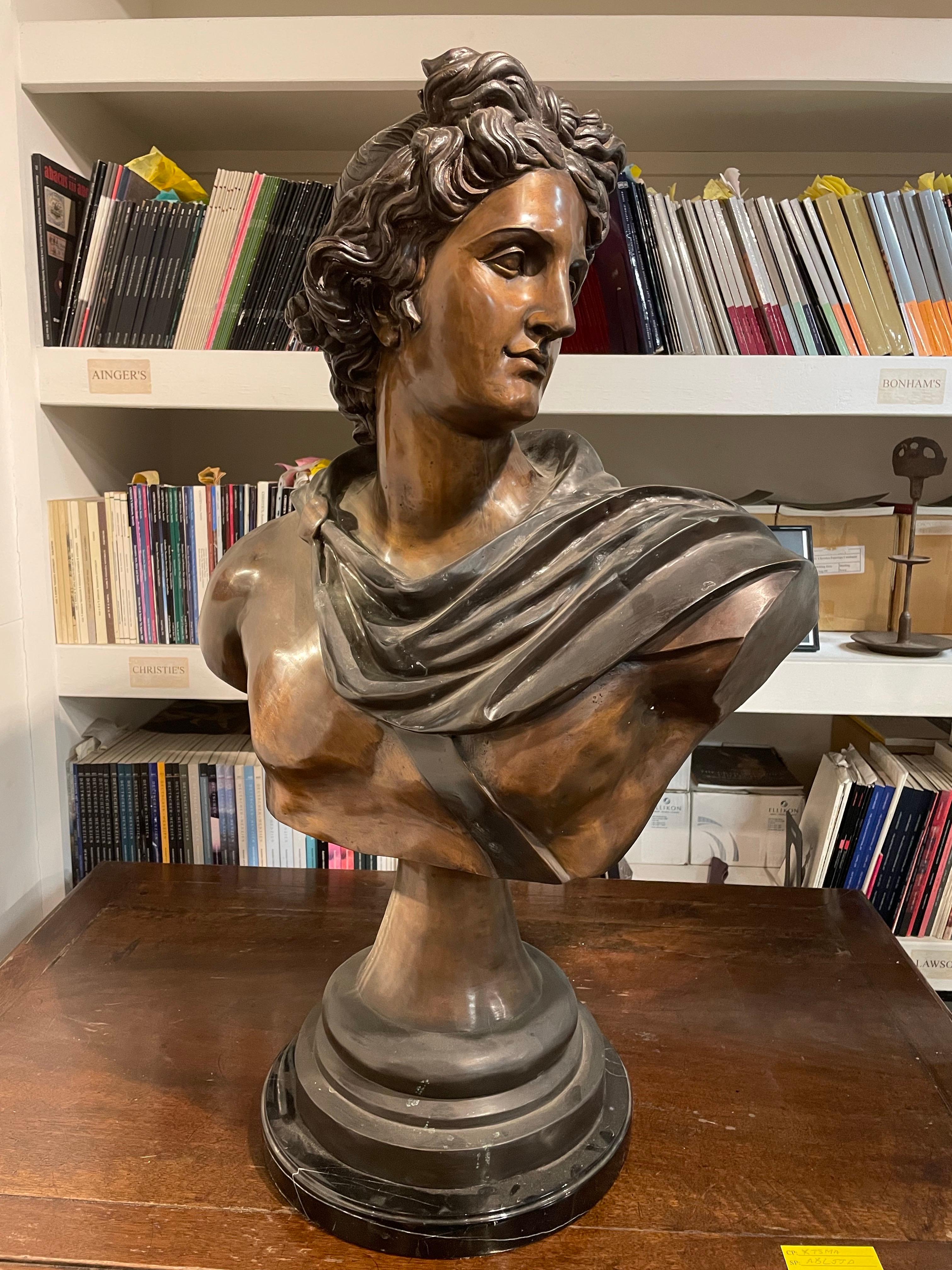 Grande busto di bronzo di Apollo, metà del XX secolo

Decorazioni per la casa, design d'interni e oggetti da collezione.

Provenienza: Collezione privata di Sydney.

Dimensioni:
Altezza: 98 cm
Larghezza: 60 cm
Profondità: 35 cm