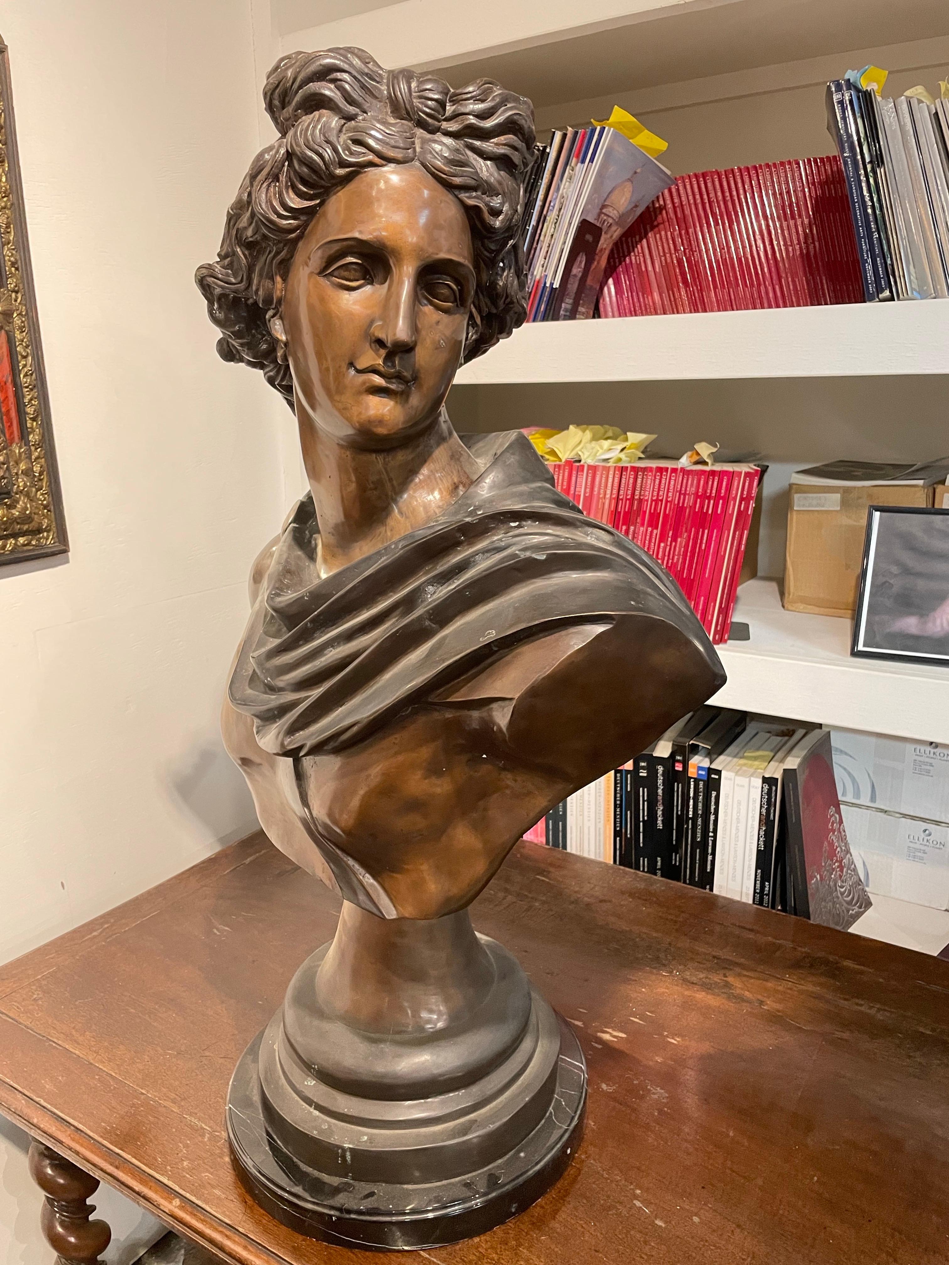 Europeo Grande busto di bronzo di Apollo, metà del XX secolo in vendita