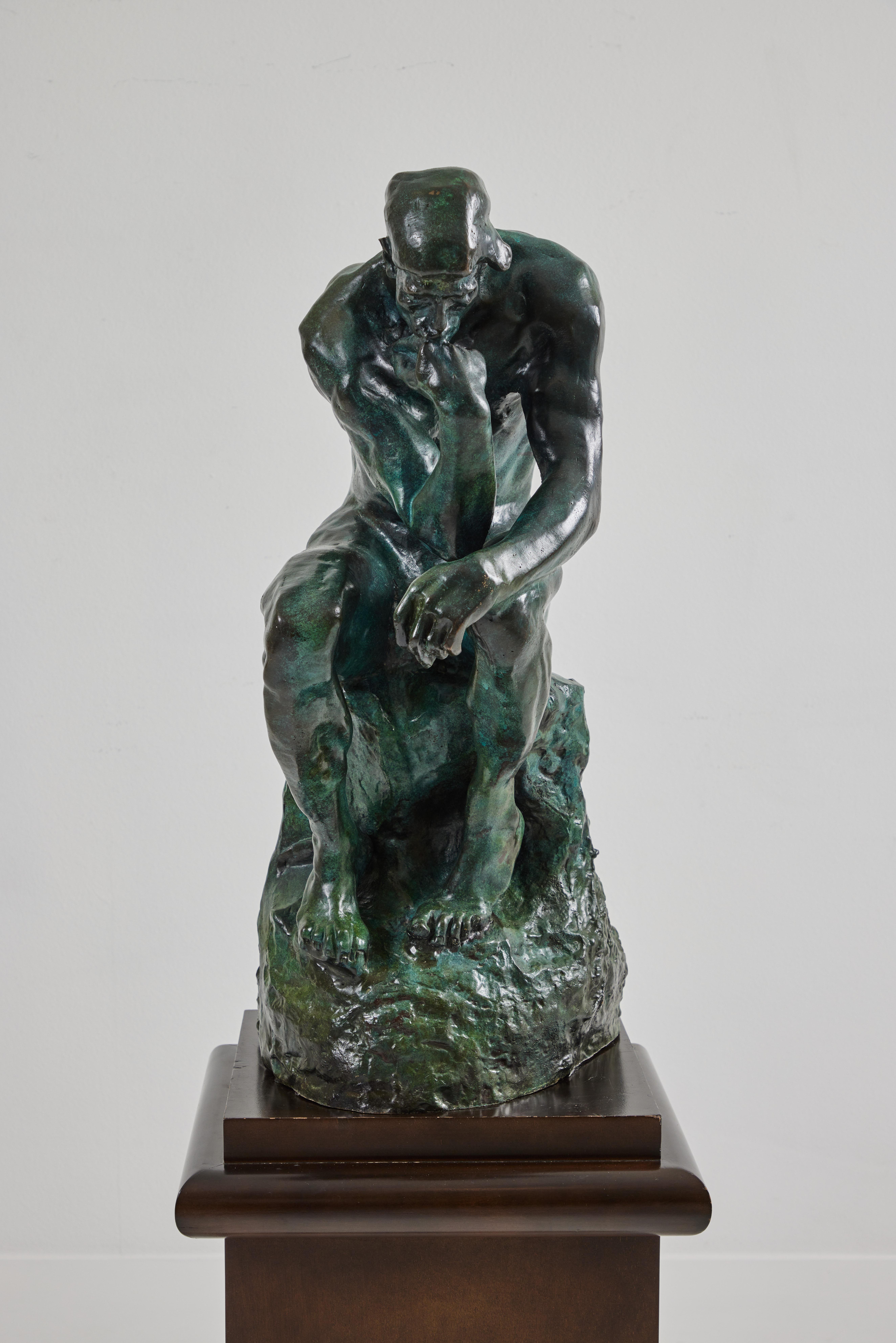 Il s'agit d'une impressionnante sculpture en bronze de 29 pouces de haut représentant Le Penseur de Rodin. Il est magnifiquement rendu de la même manière que l'original dont il s'inspire. Il semble s'agir d'une édition de 10 exemplaires et la base