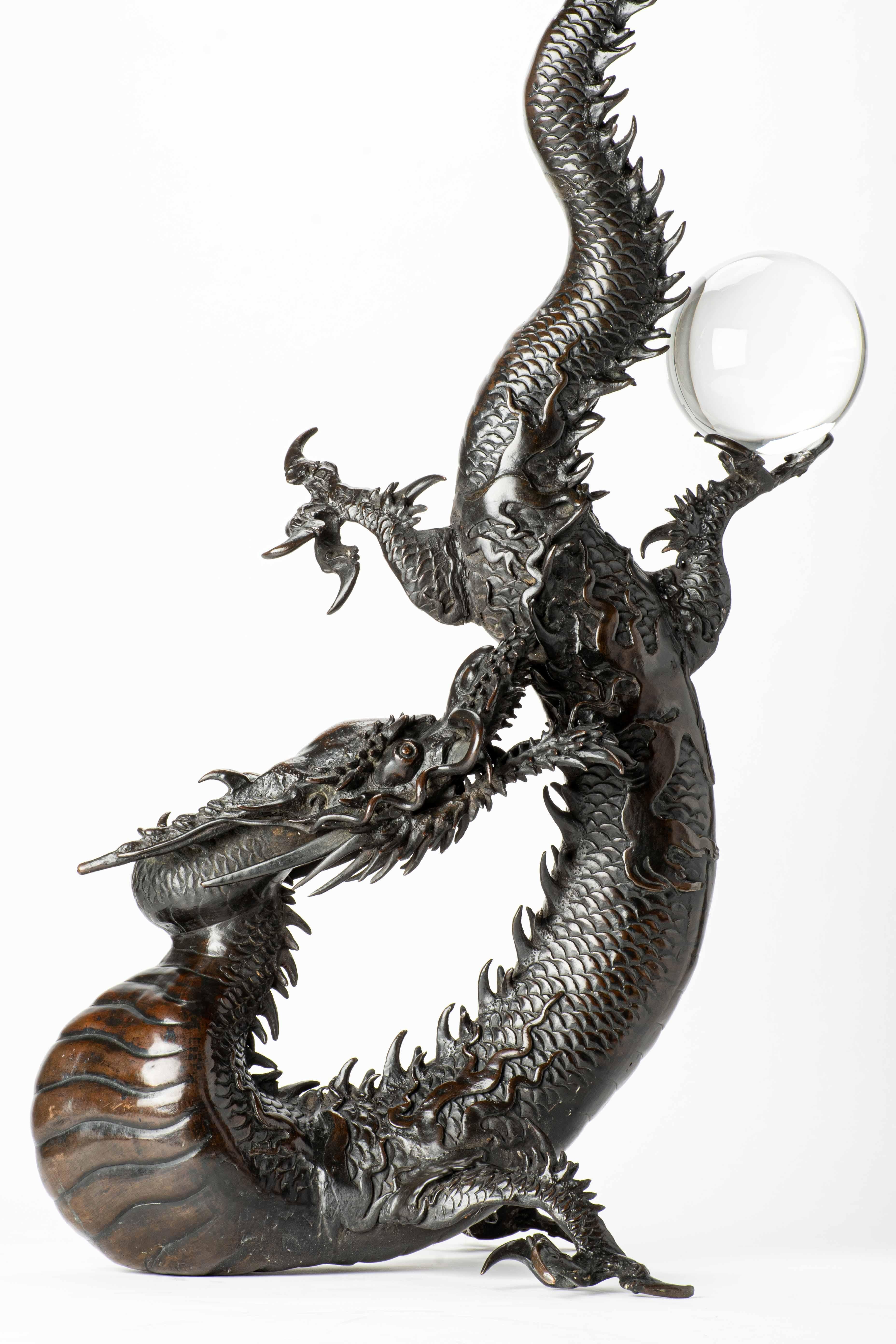 A large bronze okimono depicting a dragon Japanese en venta