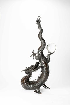 Ein großer Bronze-Okimono mit der Darstellung eines Drachens