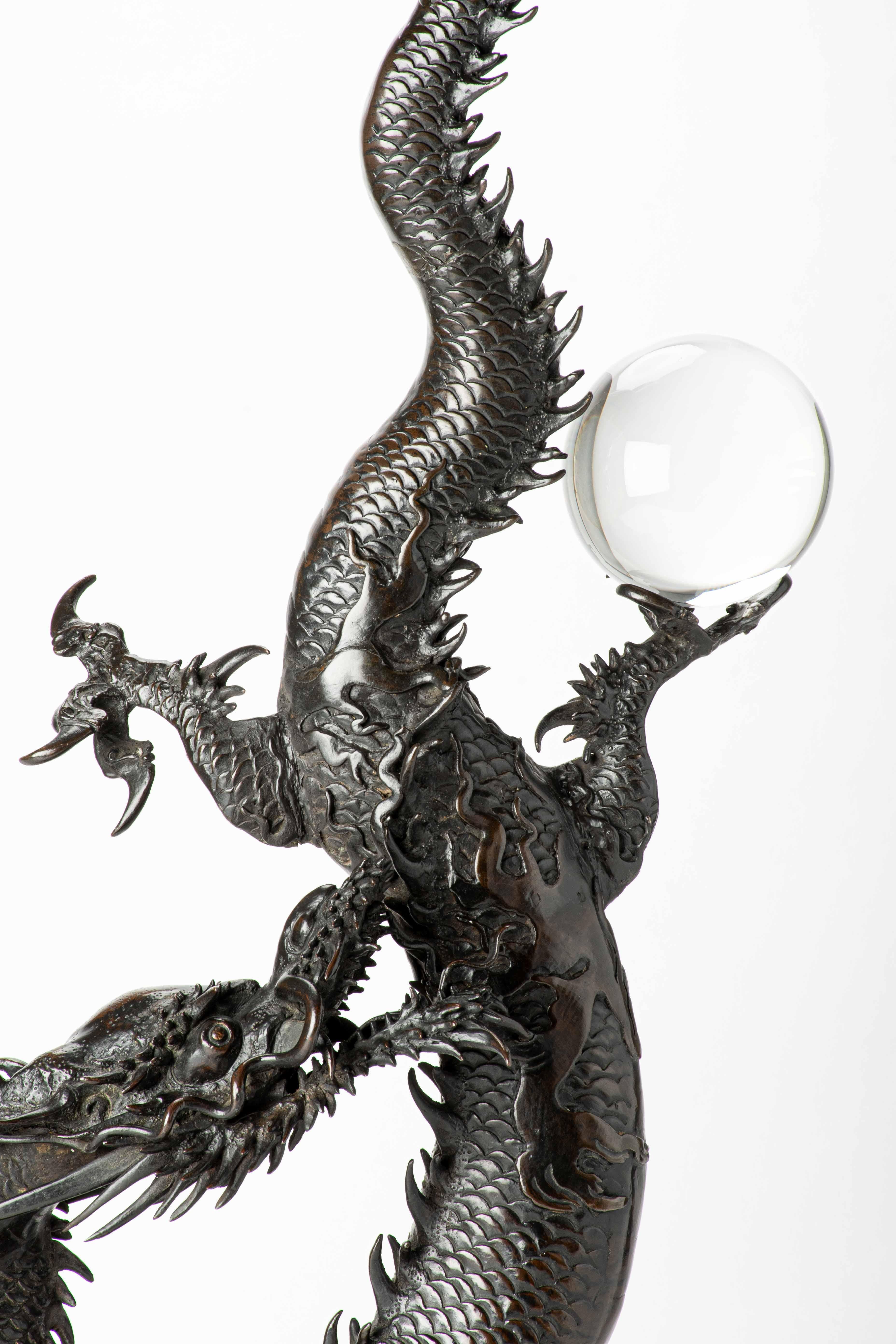 A large bronze okimono depicting a dragon Metalistería en venta
