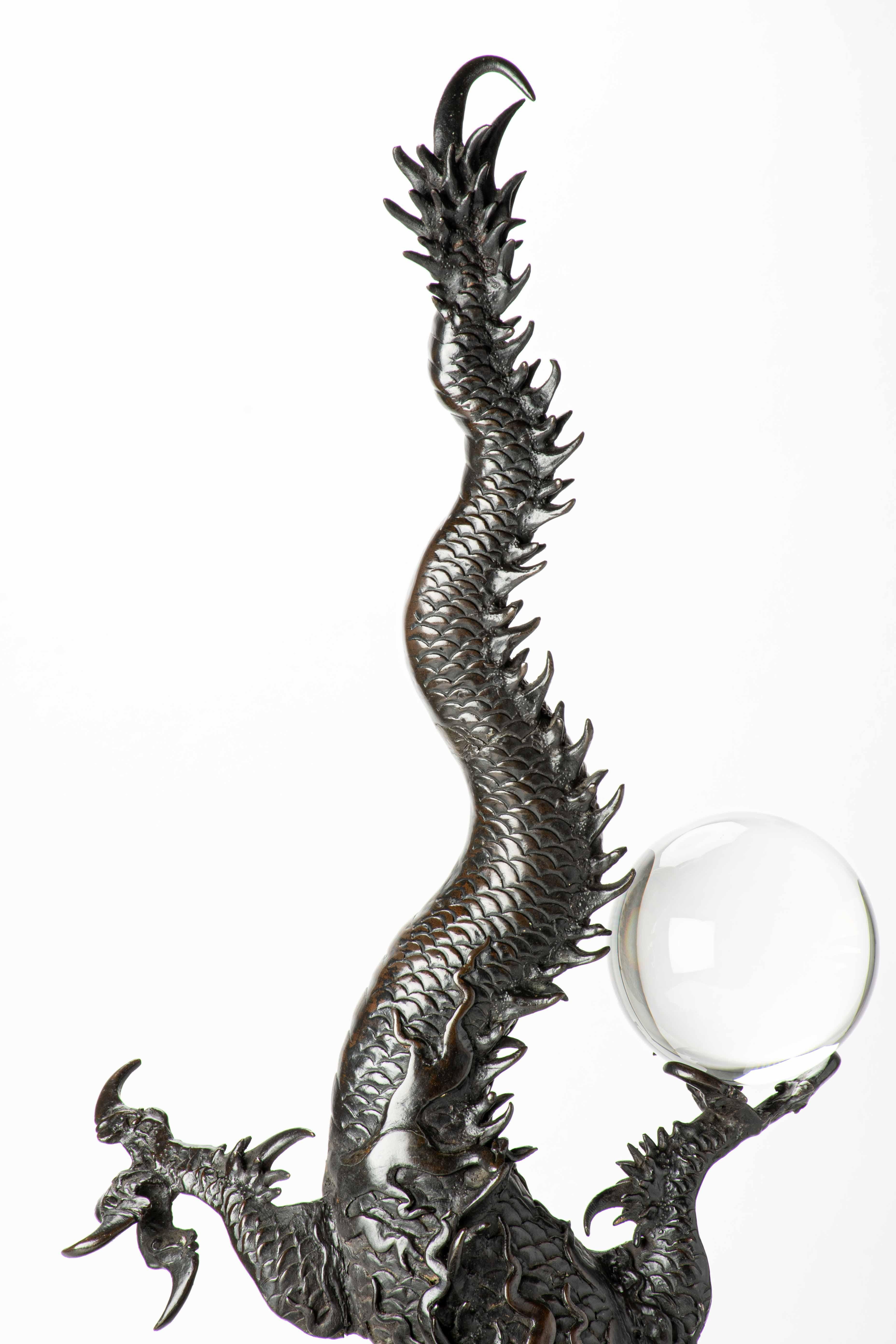A large bronze okimono depicting a dragon en Excelente estado para la venta en Milano, IT