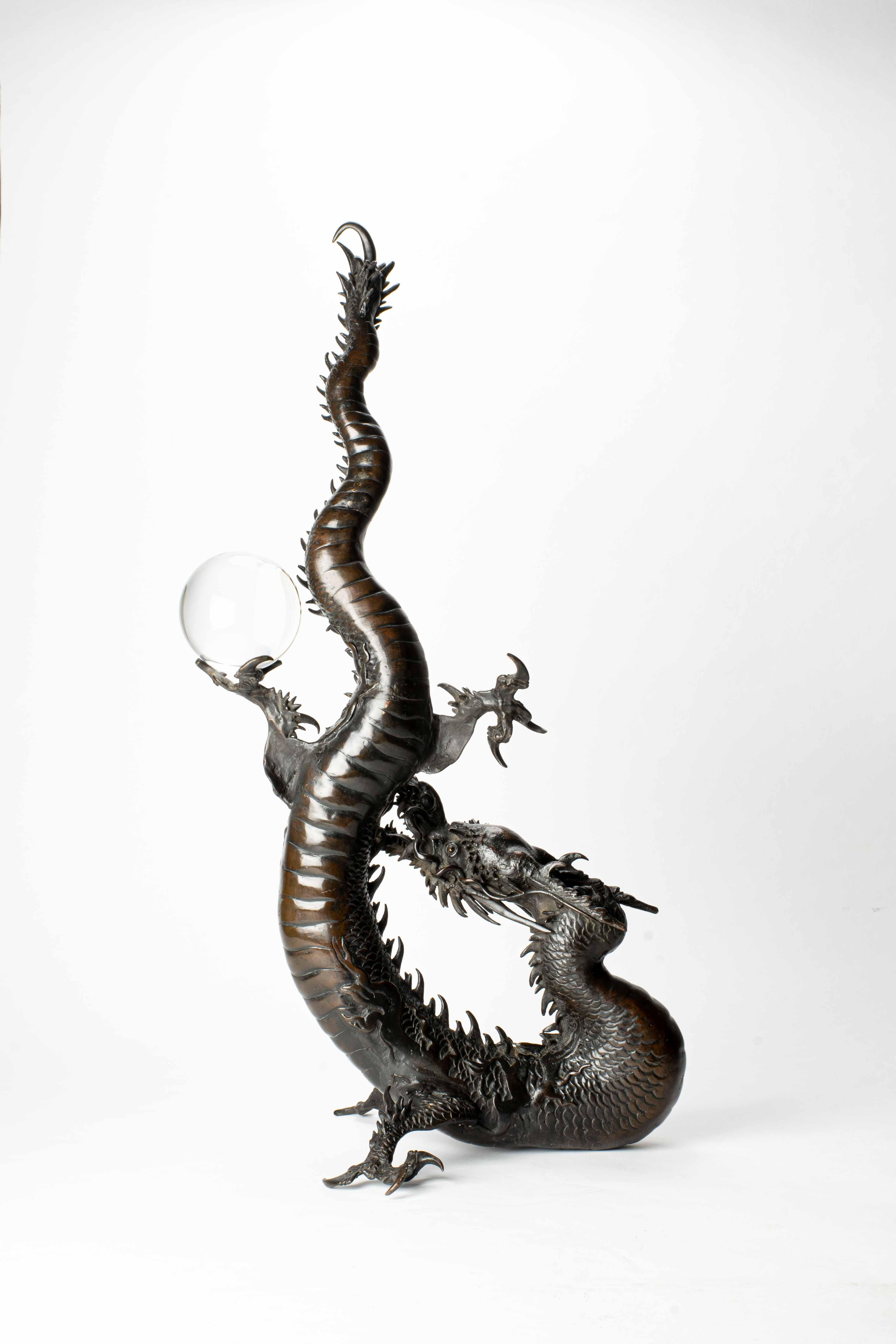 A large bronze okimono depicting a dragon 19th Century en venta